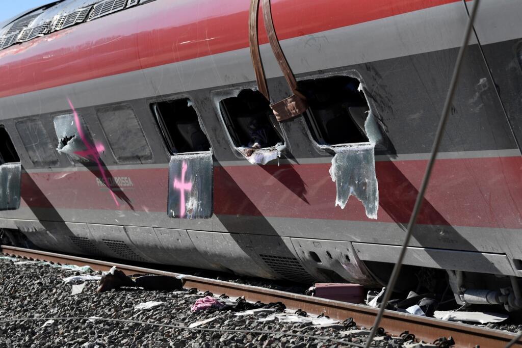 Barcelona train crash kills 1 in Spain's second deadly rail accident in days- Ảnh 5.
