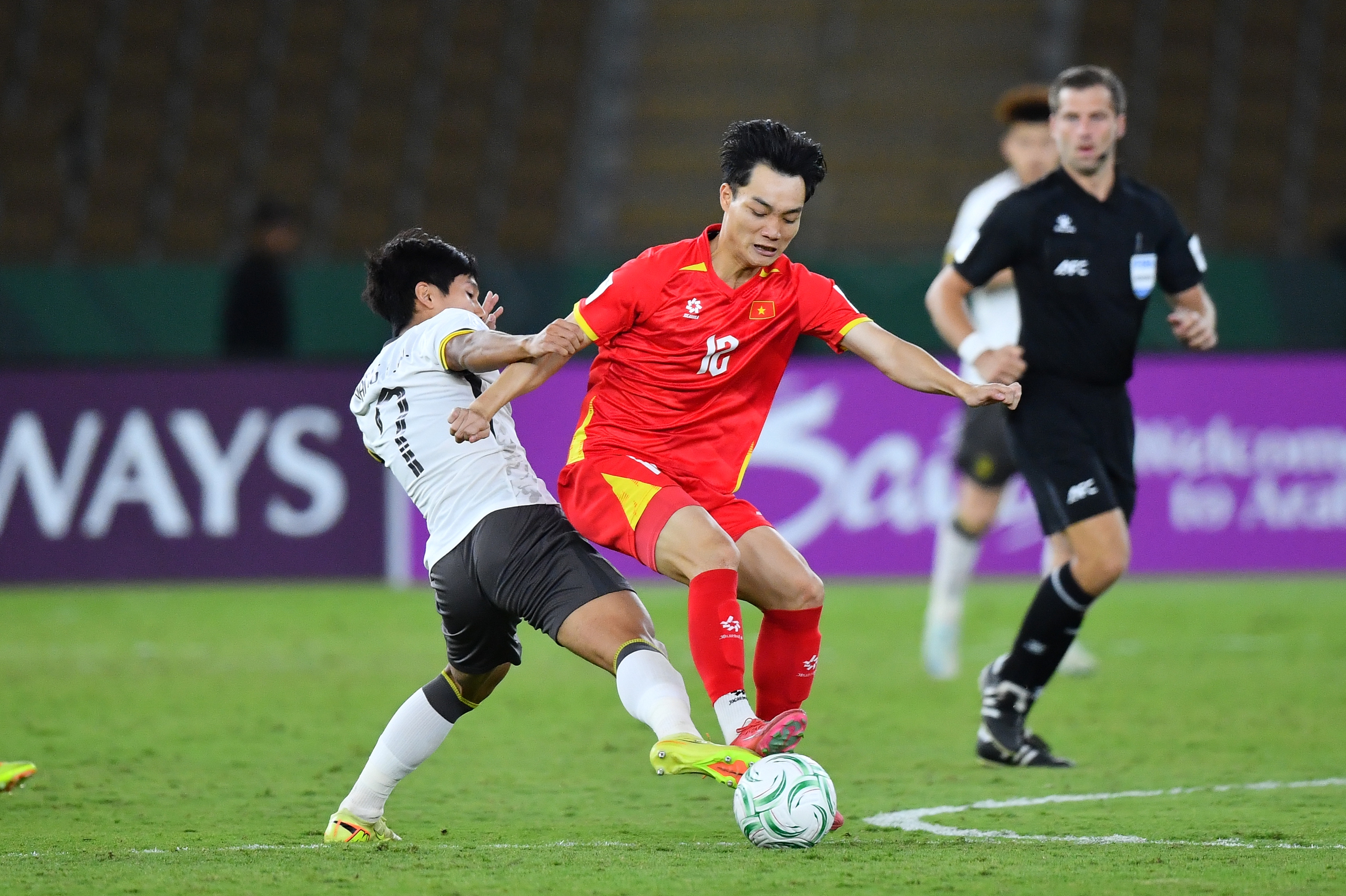 Tiền vệ Xuân Bắc (áo đỏ) của U23 Việt Nam trong trận gặp U23 Trung Quốc ở bán kết Giải U23 châu Á 2026 - Ảnh: AFC