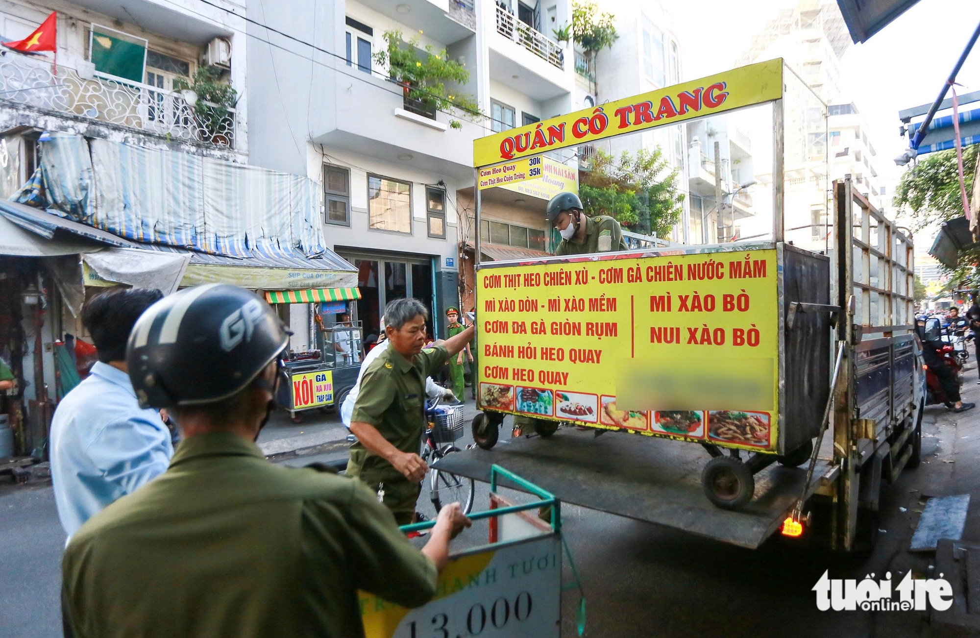 Lập lại trật tự vỉa hè phường Thạnh Mỹ Tây: Không cự cãi, người lấn chiếm tự tháo dỡ - Ảnh 6.