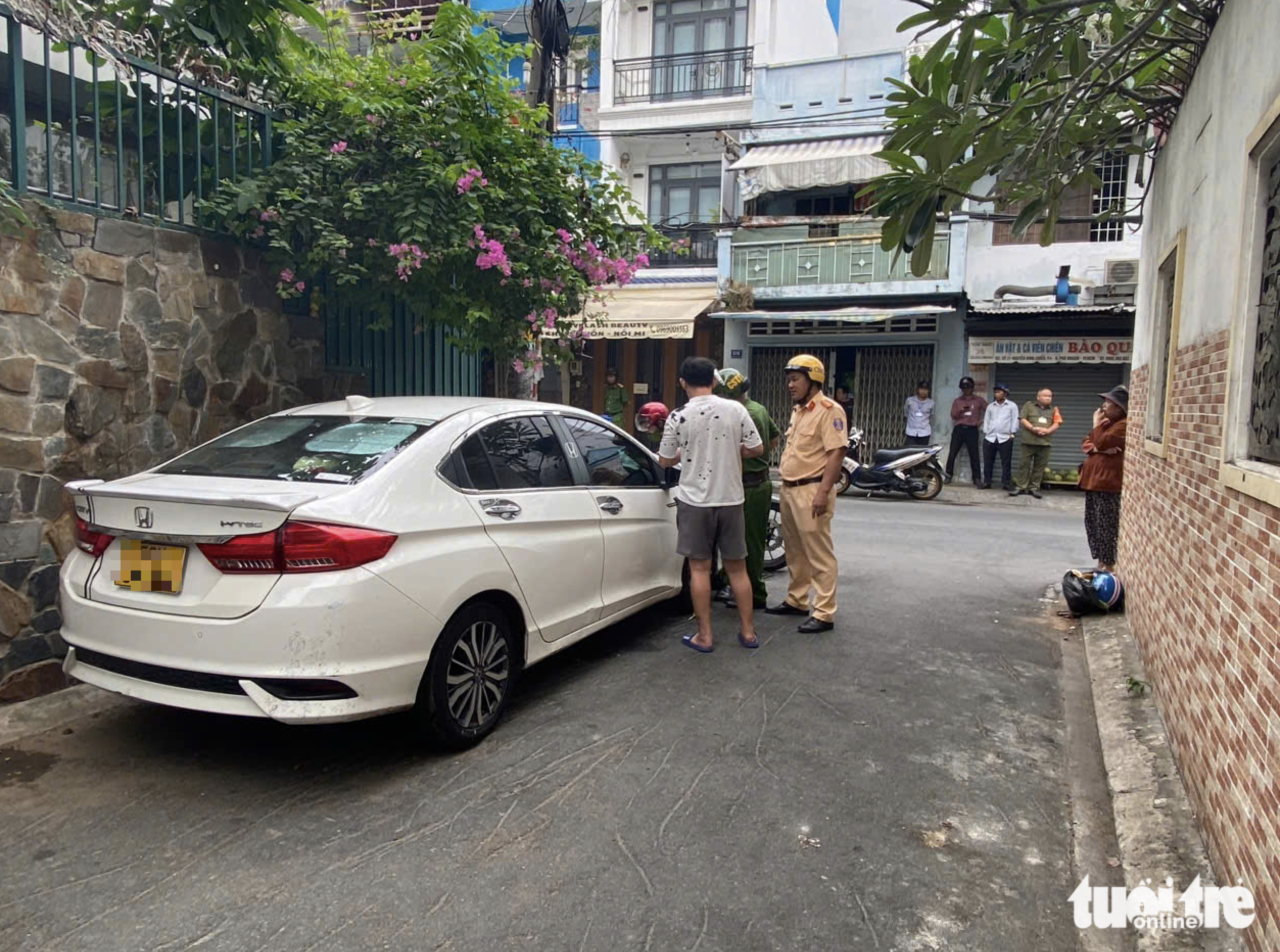 Ho Chi Minh City police crack down on sidewalk encroachment at key hotspots