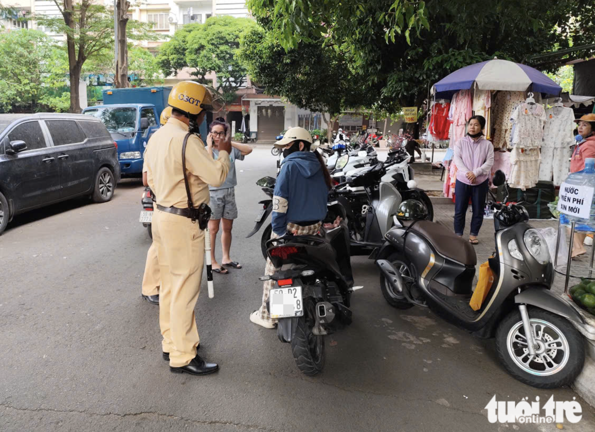 Ho Chi Minh City police crack down on sidewalk encroachment at key hotspots