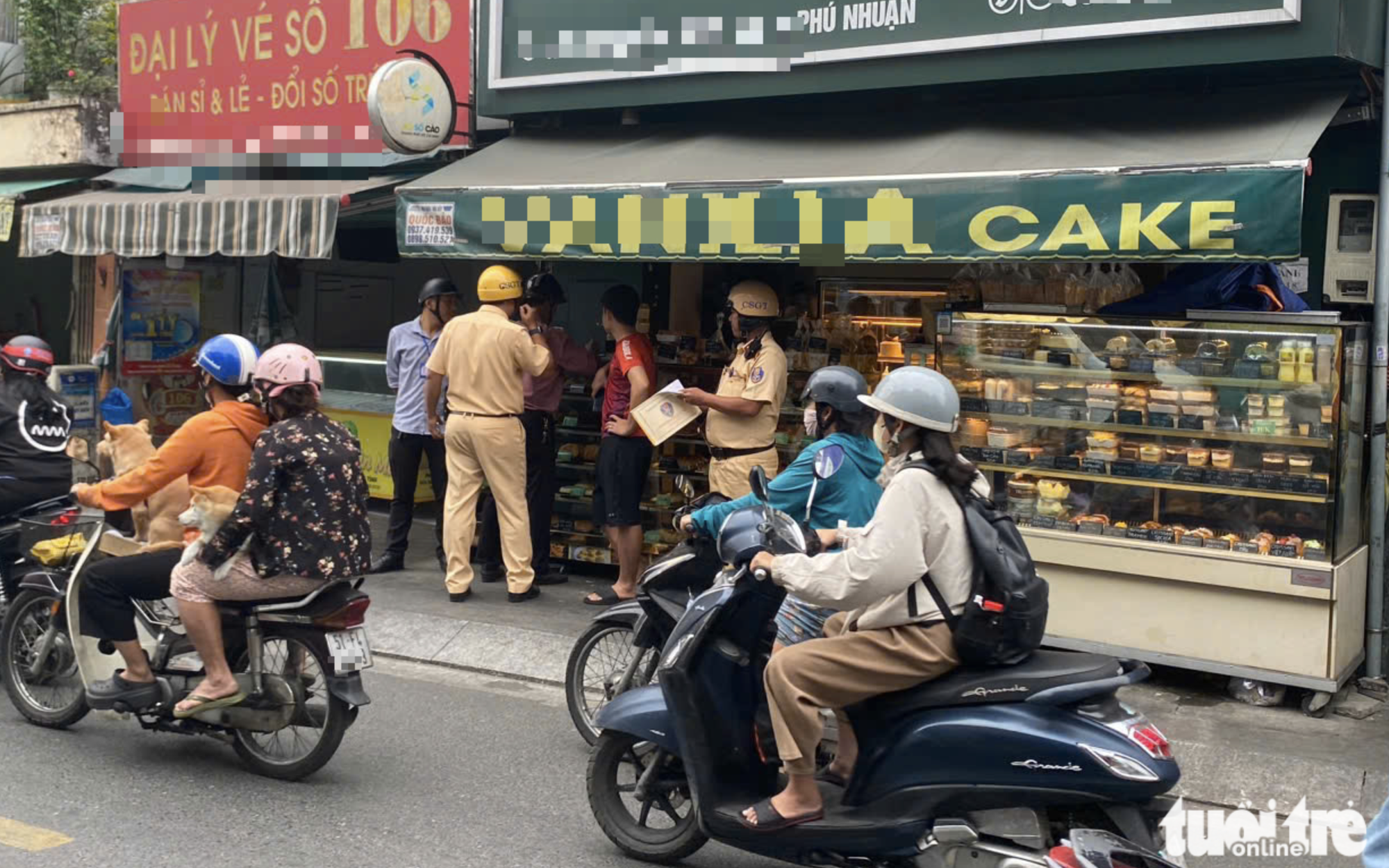 Businesses in Ho Chi Minh City remove illegal sidewalk ads amid crackdown - Ảnh 3.