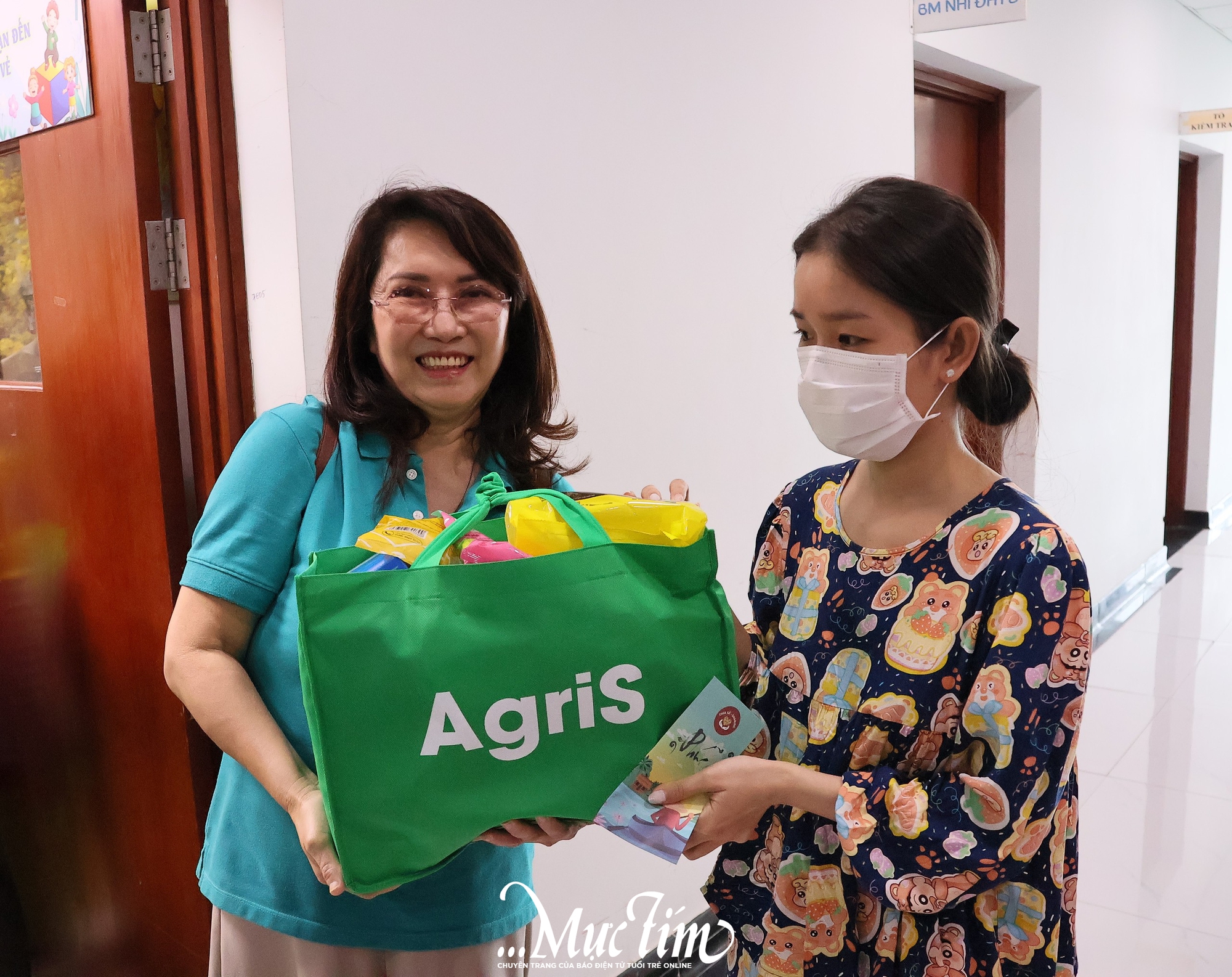 Tết cho em gửi trao yêu thương cho bệnh nhi tại bệnh viện Nhi đồng Thành phố - Ảnh 2.