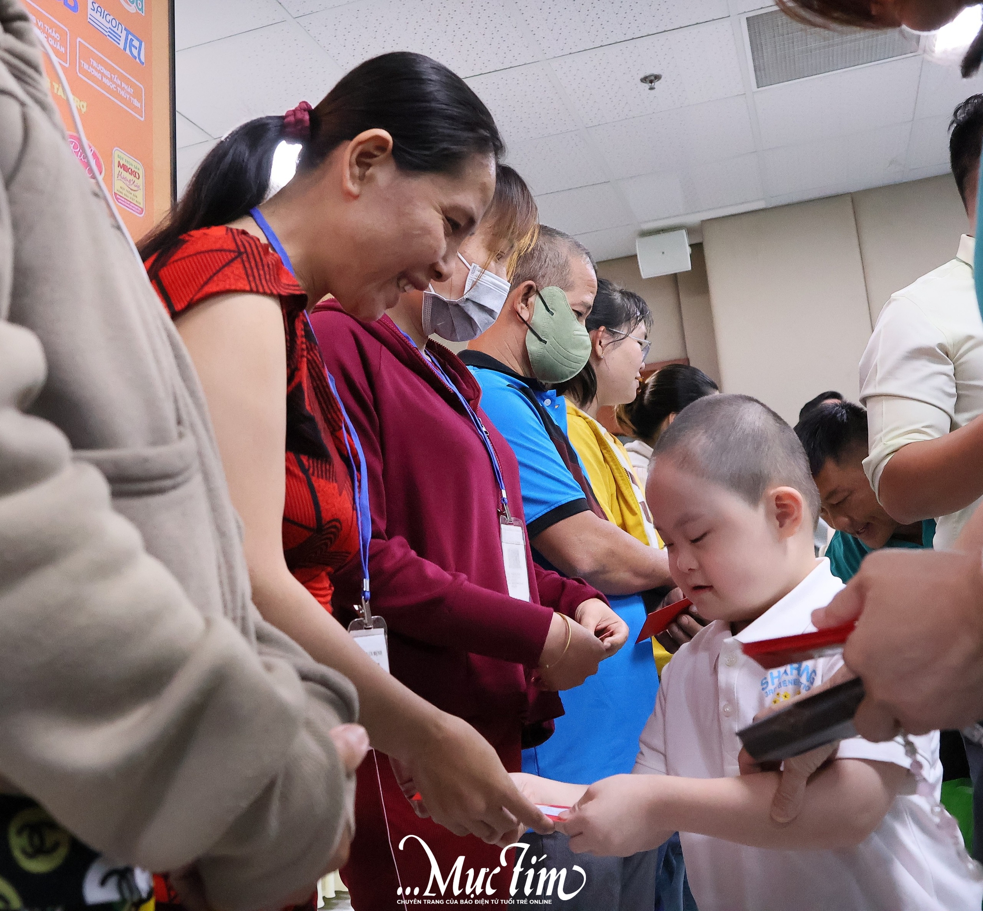 Tết cho em gửi trao yêu thương cho bệnh nhi tại bệnh viện Nhi đồng Thành phố - Ảnh 4.