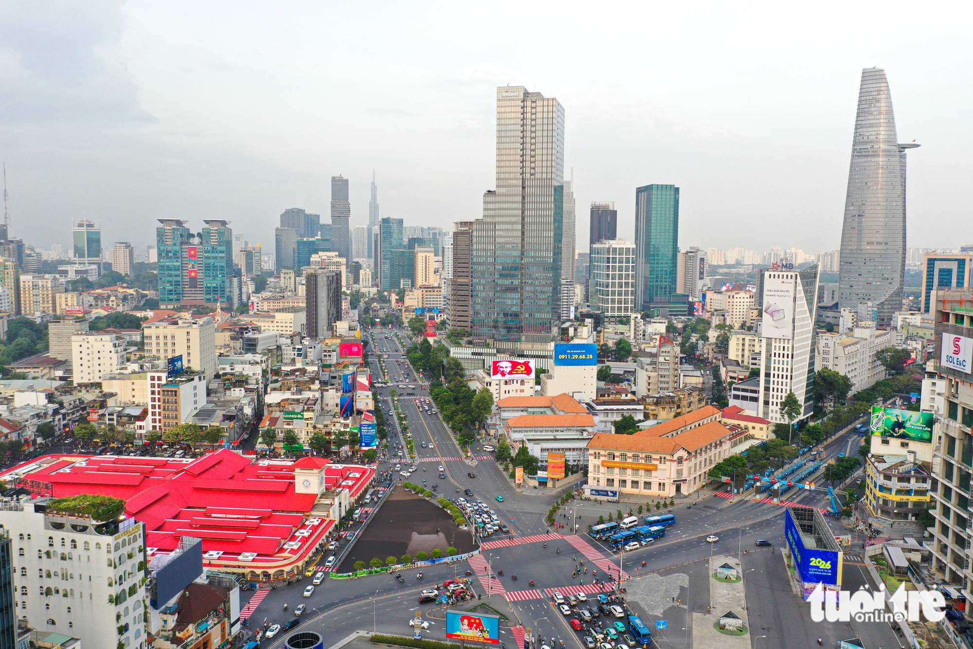 Người dân, du khách thích thú check-in, ngắm nhìn ‘áo mới’ chợ Bến Thành - Ảnh 10.