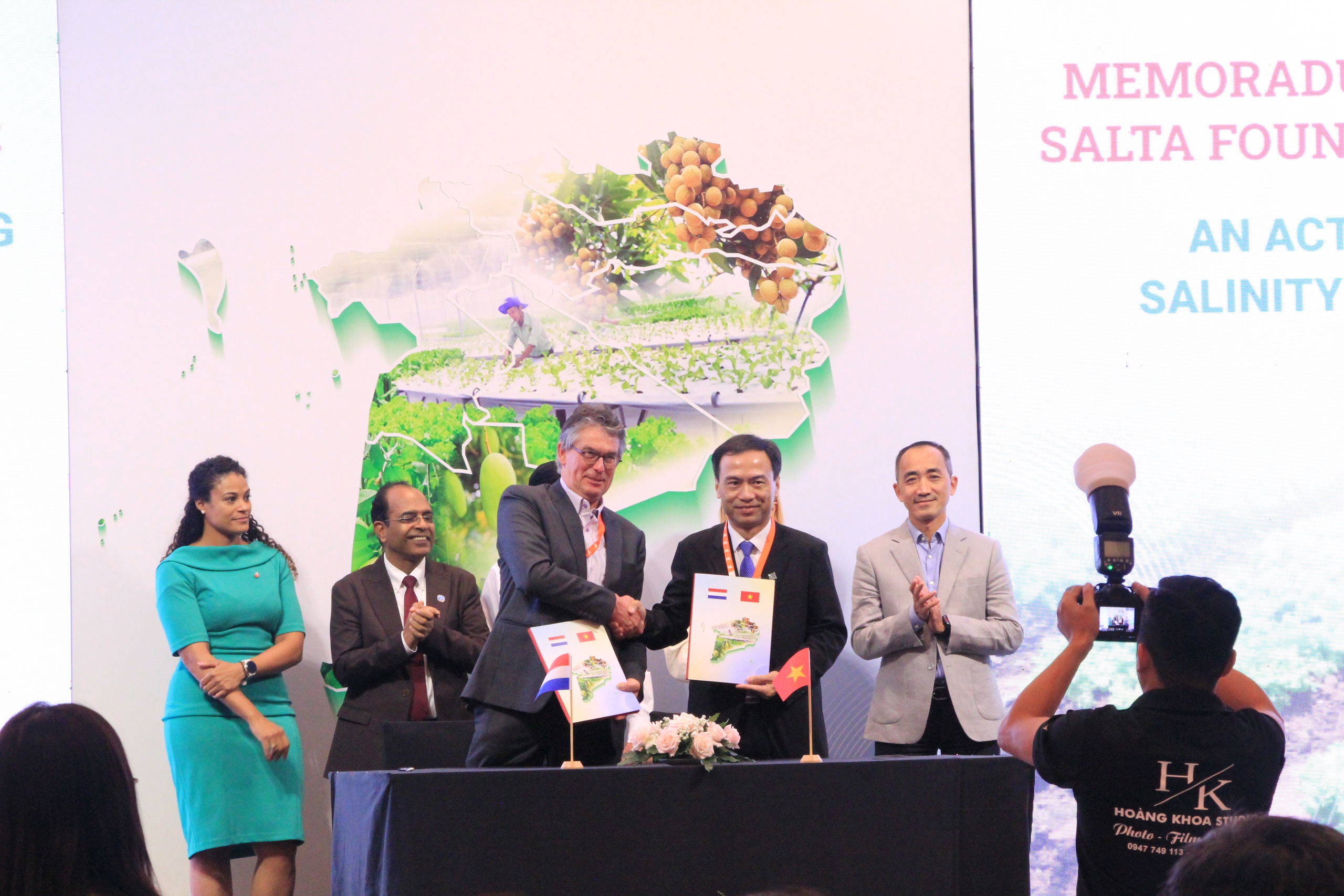 Vietnam, the Netherlands discuss tackling saline soils in Mekong Delta - Ảnh 9.