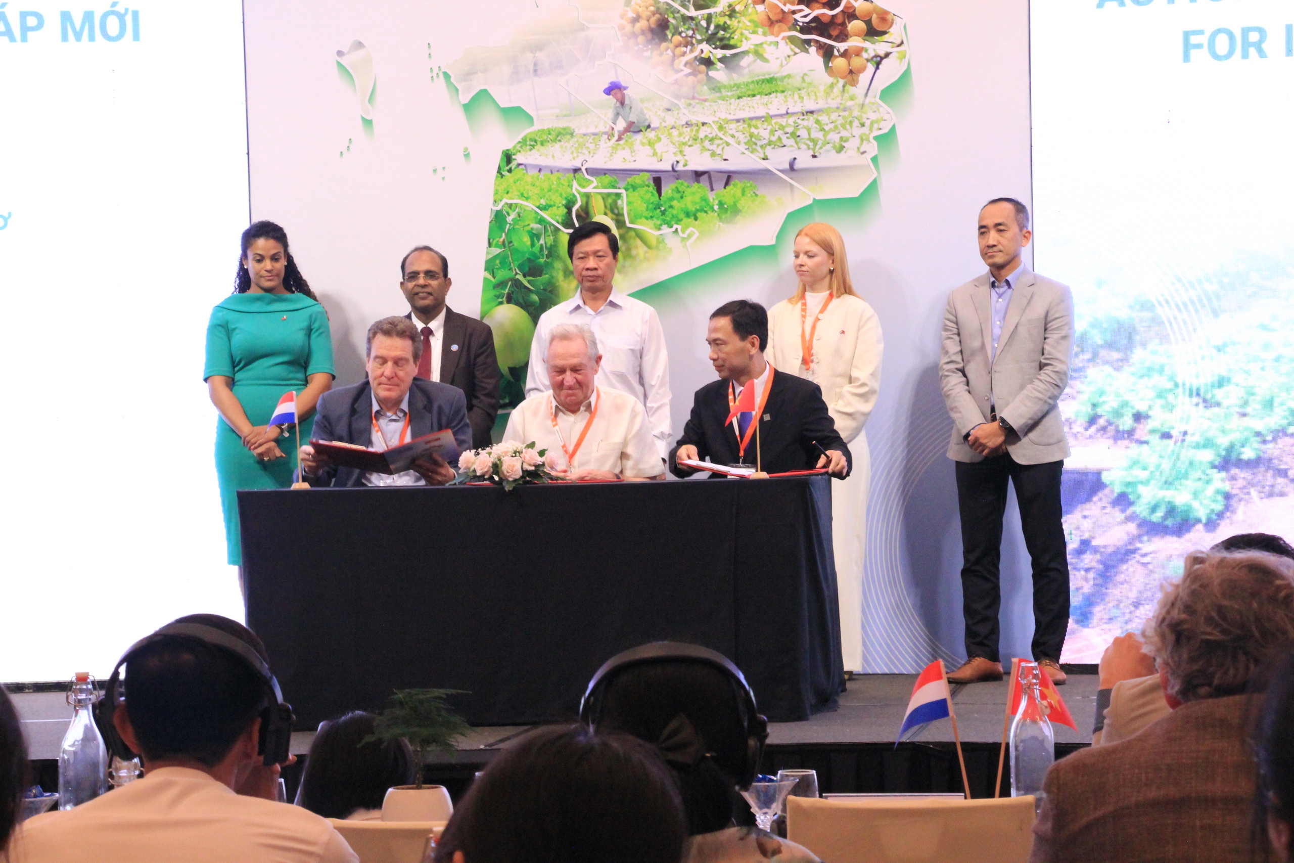 Vietnam, the Netherlands discuss tackling saline soils in Mekong Delta - Ảnh 10.