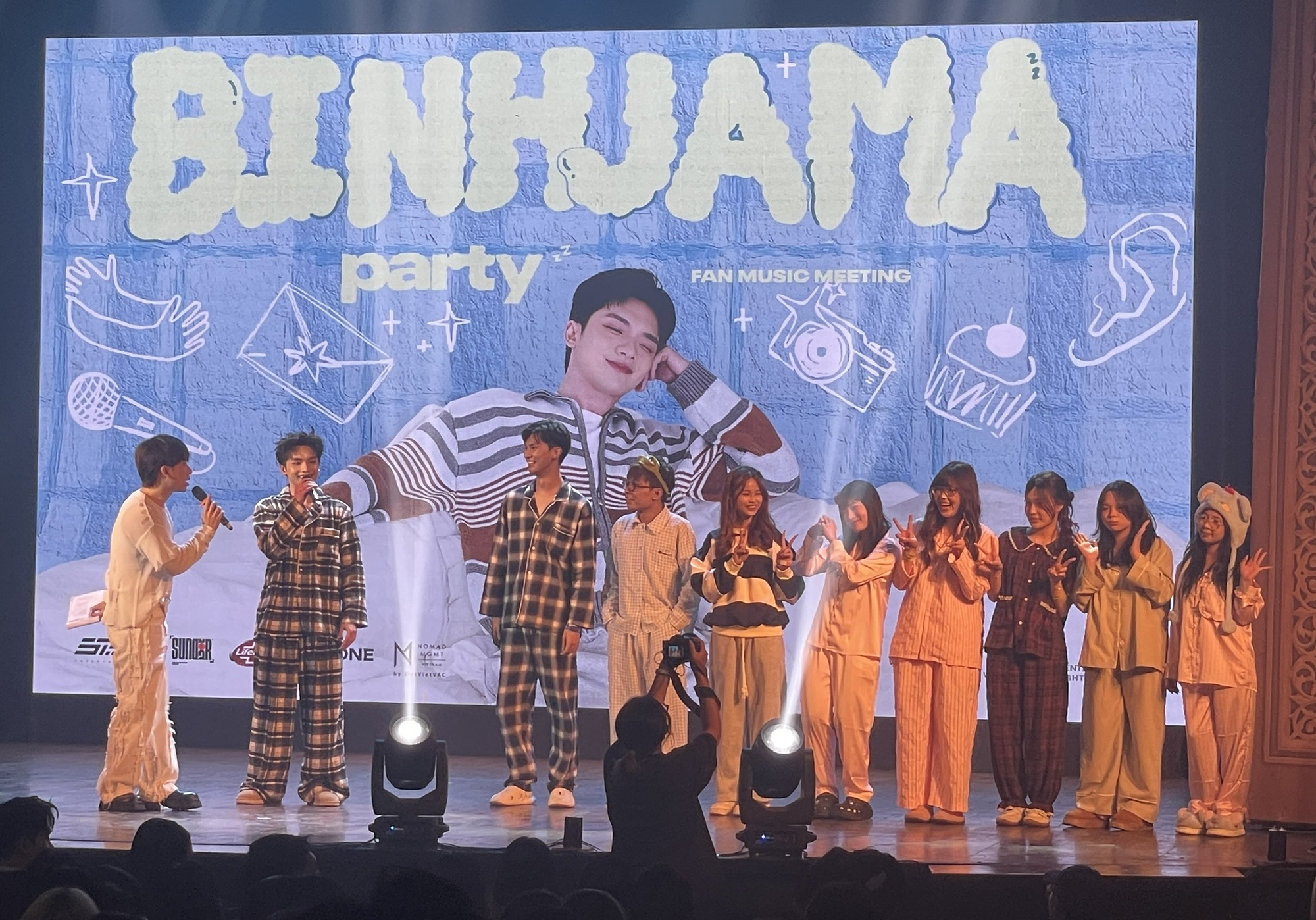 Anh trai Vương Bình tổ chức 'tiệc ngủ' vui nhộn cùng Voi Con- Ảnh 2. Anh trai Vương Bình tổ chức 'tiệc ngủ' vui nhộn cùng Voi Con- Ảnh 2.