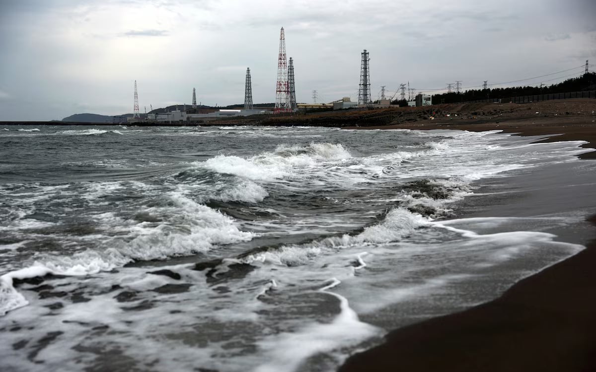 Japan restarts world's biggest nuclear plant again - Ảnh 1.
