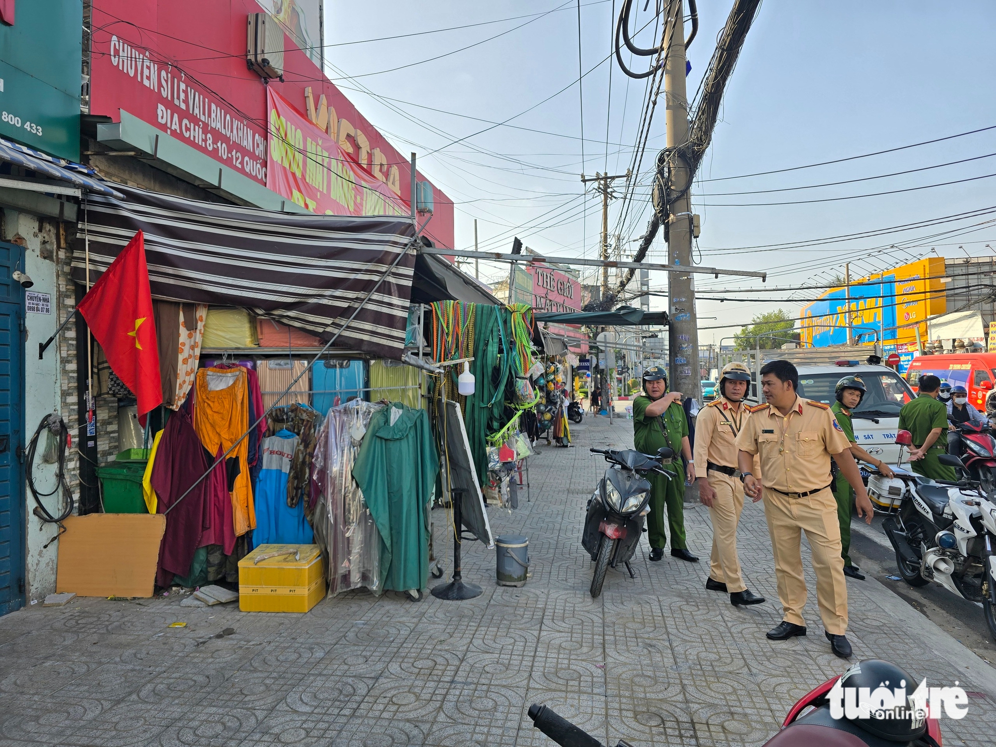 Công an TP.HCM tiếp tục xử lý lấn chiếm vỉa hè trên quốc lộ 13, công viên Tầm Vu ở phường Bình Thạnh - Ảnh 1.