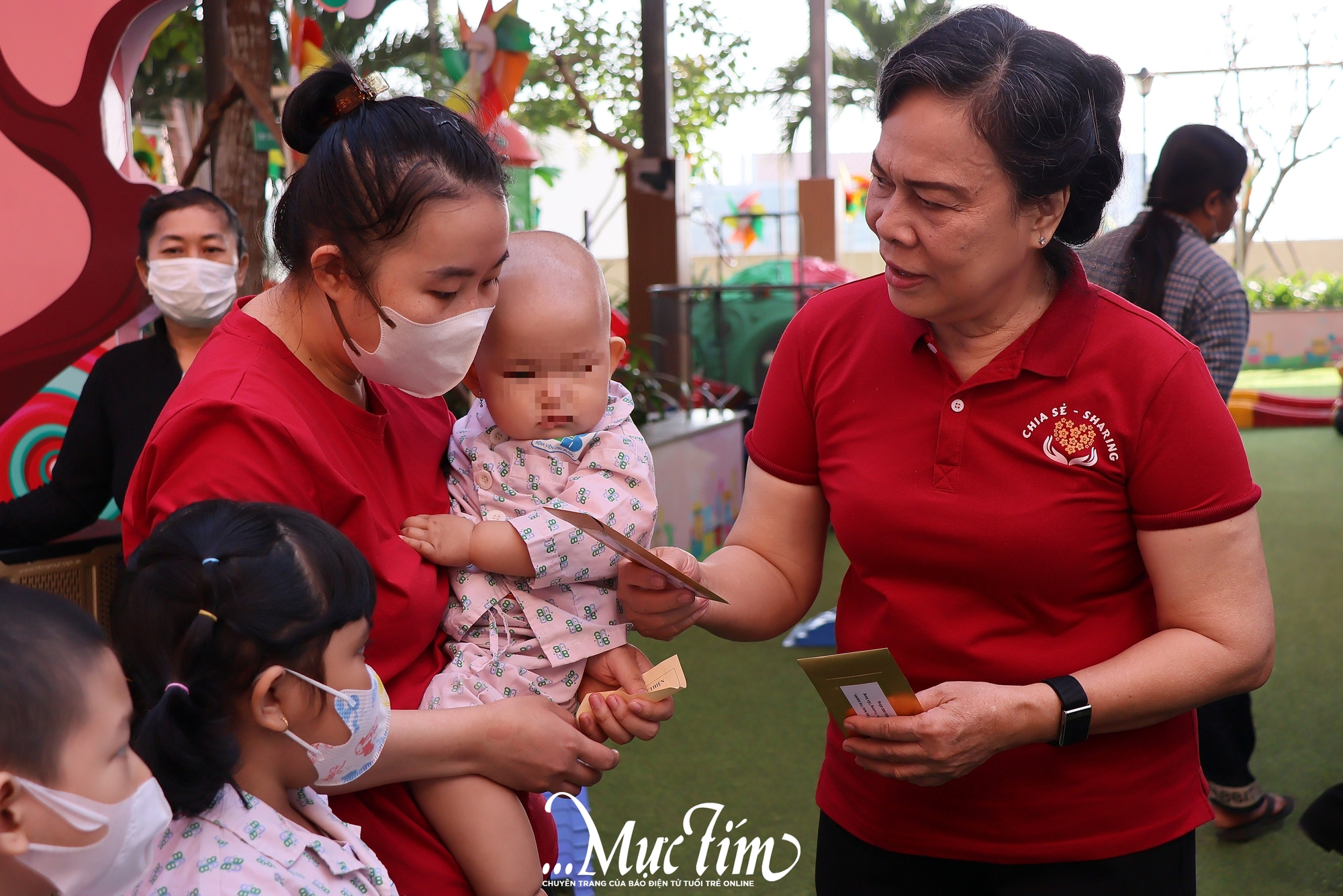 Mùa Tết ấm áp của các 'chiến binh nhí' tại bệnh viện Ung bướu TP.HCM - Ảnh 1.