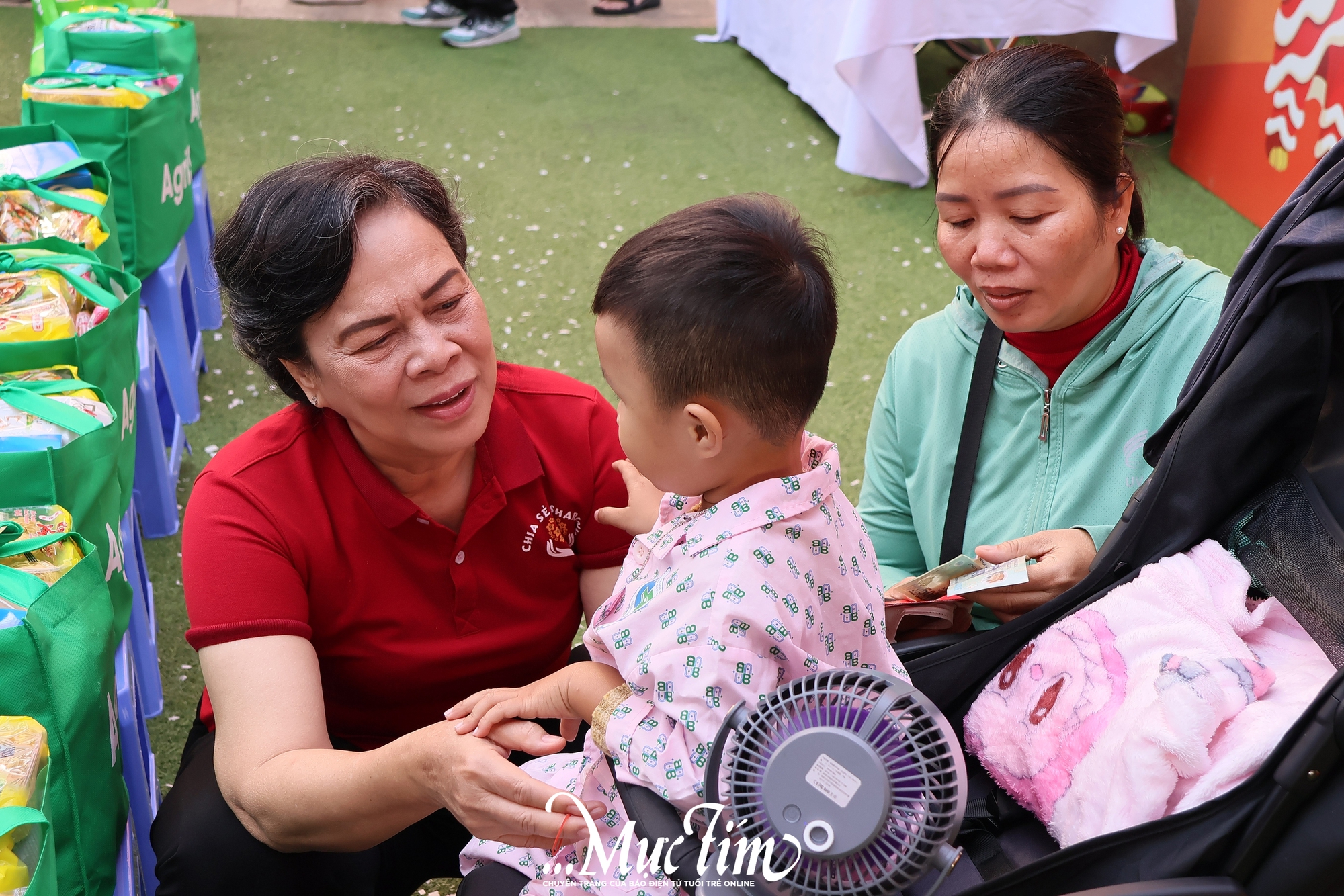 Mùa Tết ấm áp của các 'chiến binh nhí' tại bệnh viện Ung bướu TP.HCM - Ảnh 2.