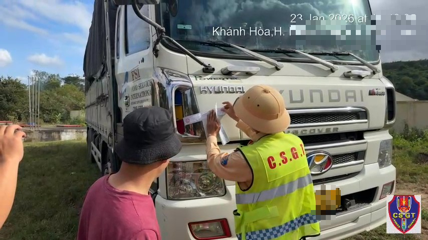 Tài xế và chủ xe tải bị phạt tới 103 triệu đồng vì vi phạm khi chạy trên cao tốc Nha Trang - Cam Lâm - Ảnh 1.