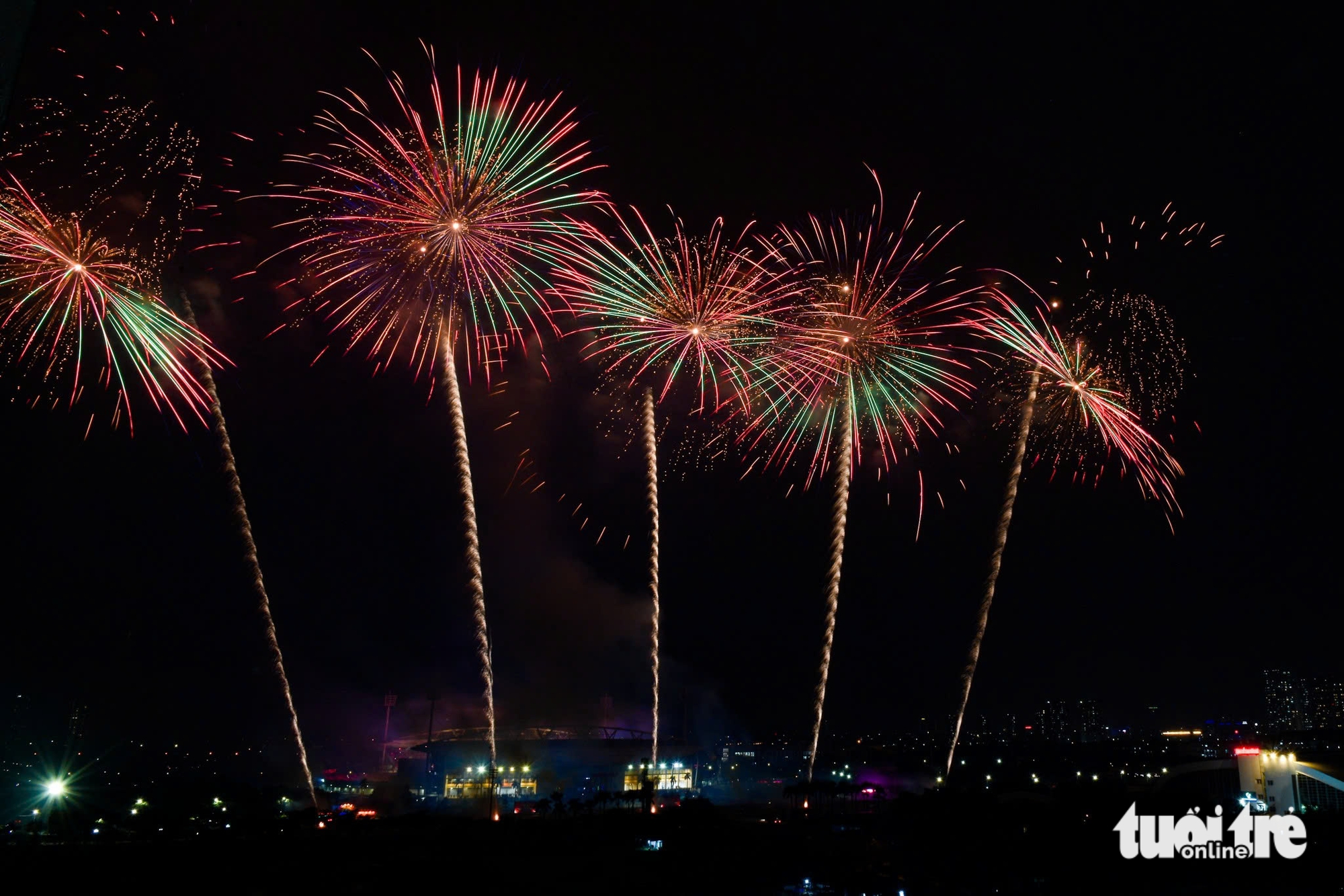 Ngắm màn pháo hoa 'tuyệt đối điện ảnh' trên bầu trời Hà Nội mừng Đại hội XIV của Đảng thành công - Ảnh 6. Pháo hoa - Ảnh 6.