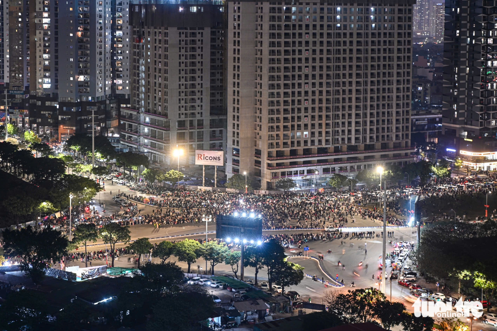 Ngắm màn pháo hoa 'tuyệt đối điện ảnh' trên bầu trời Hà Nội mừng Đại hội XIV của Đảng thành công - Ảnh 11. Pháo hoa - Ảnh 11.