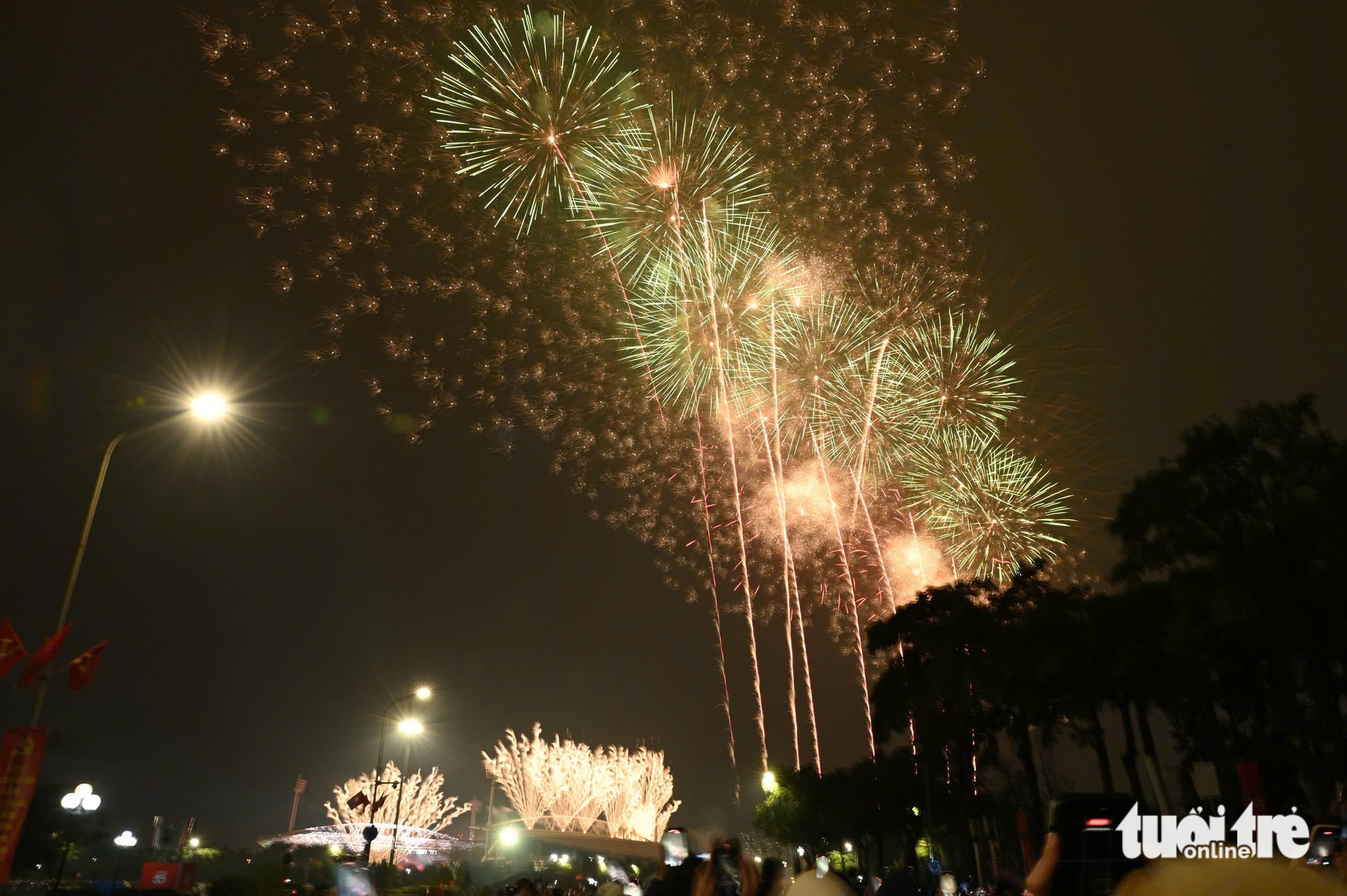 Ngắm màn pháo hoa 'tuyệt đối điện ảnh' trên bầu trời Hà Nội mừng Đại hội XIV của Đảng thành công - Ảnh 10. Pháo hoa - Ảnh 10.