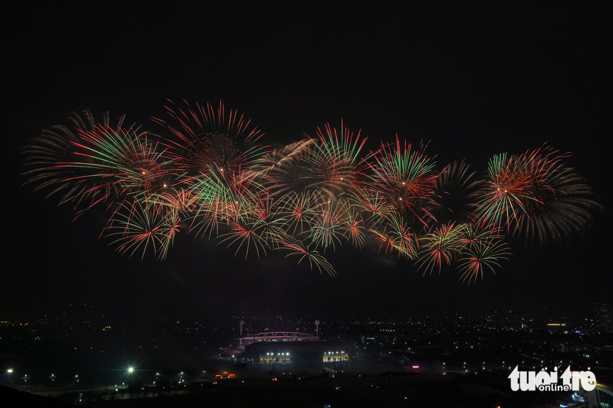 Ngắm màn pháo hoa 'tuyệt đối điện ảnh' trên bầu trời Hà Nội mừng Đại hội XIV của Đảng thành công - Ảnh 15. Pháo hoa - Ảnh 15.