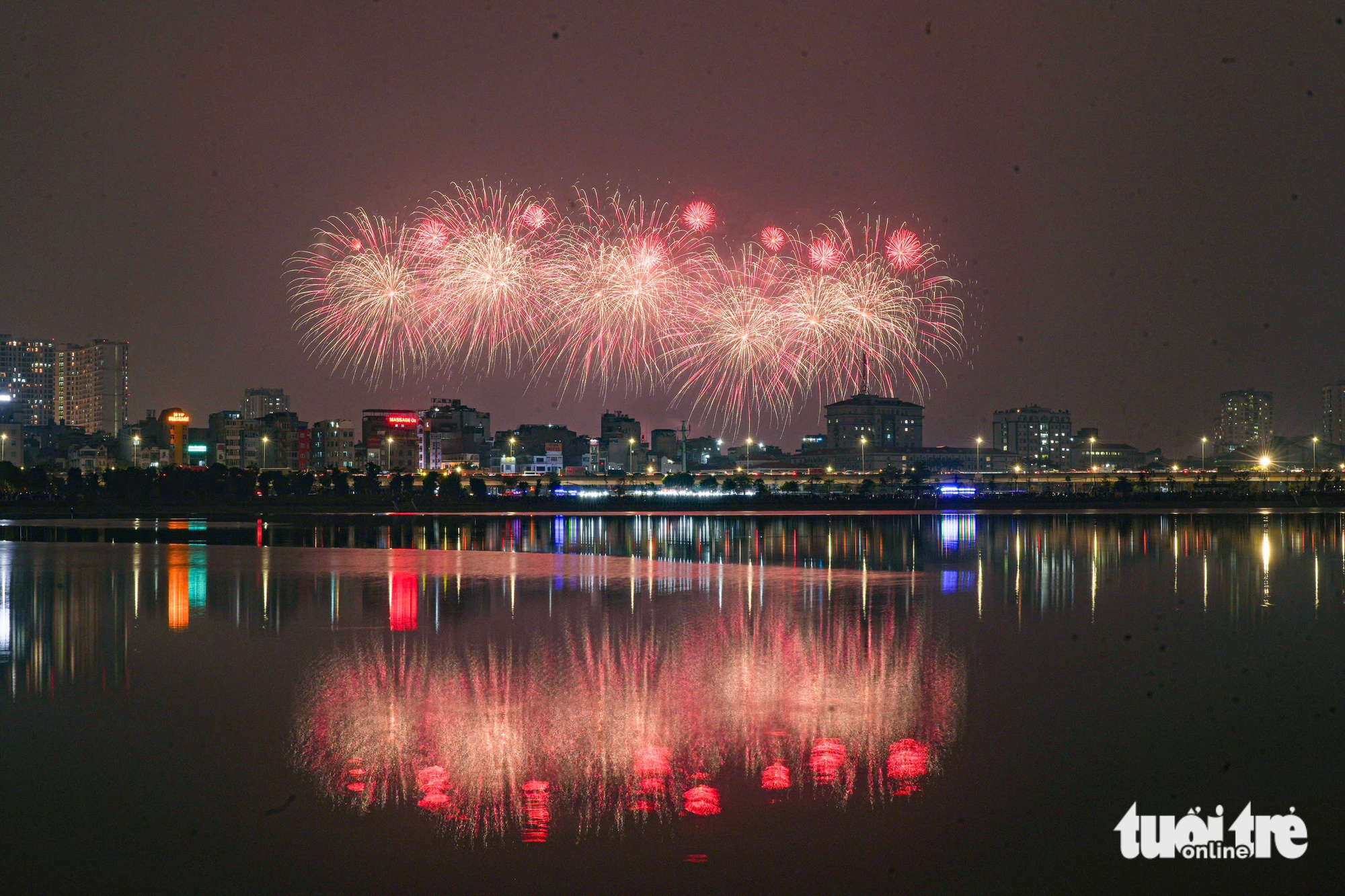 Ngắm màn pháo hoa 'tuyệt đối điện ảnh' trên bầu trời Hà Nội mừng Đại hội XIV của Đảng thành công - Ảnh 16. Pháo hoa - Ảnh 16.