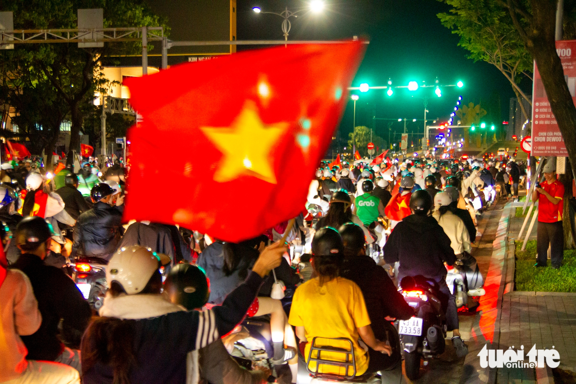 Du khách nước ngoài chung vui cùng người dân Đà Nẵng ăn mừng chiến thắng của U23 Việt Nam - Ảnh 1.