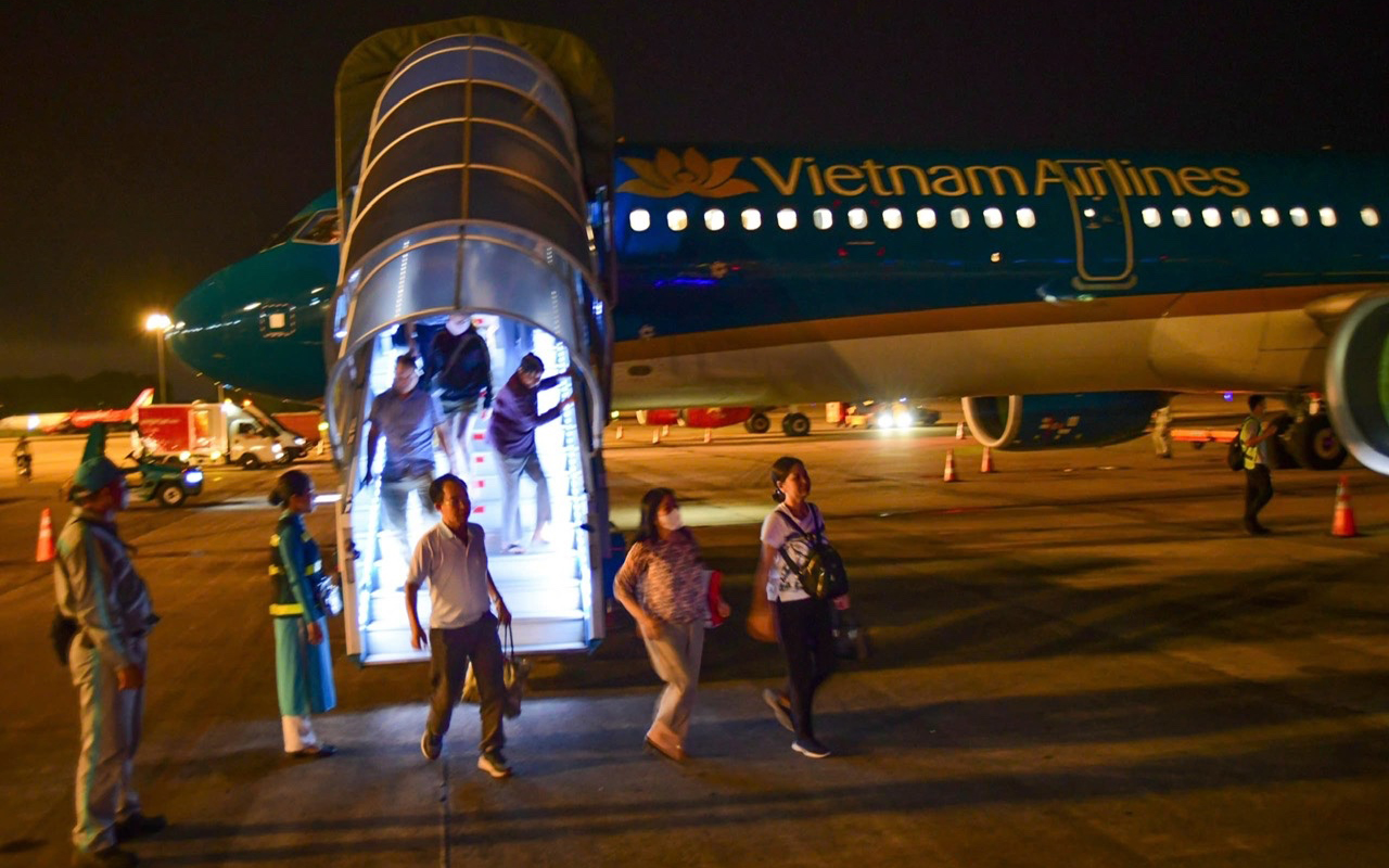 Hàng không tăng bay đêm, giá vé 'mềm' hơn - Ảnh 1. hàng không - Ảnh 1.