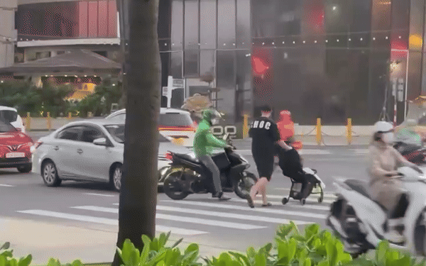 Too tall for plastic stool: Foreign diner’s awkward street food moment goes viral in Vietnam- Ảnh 2.