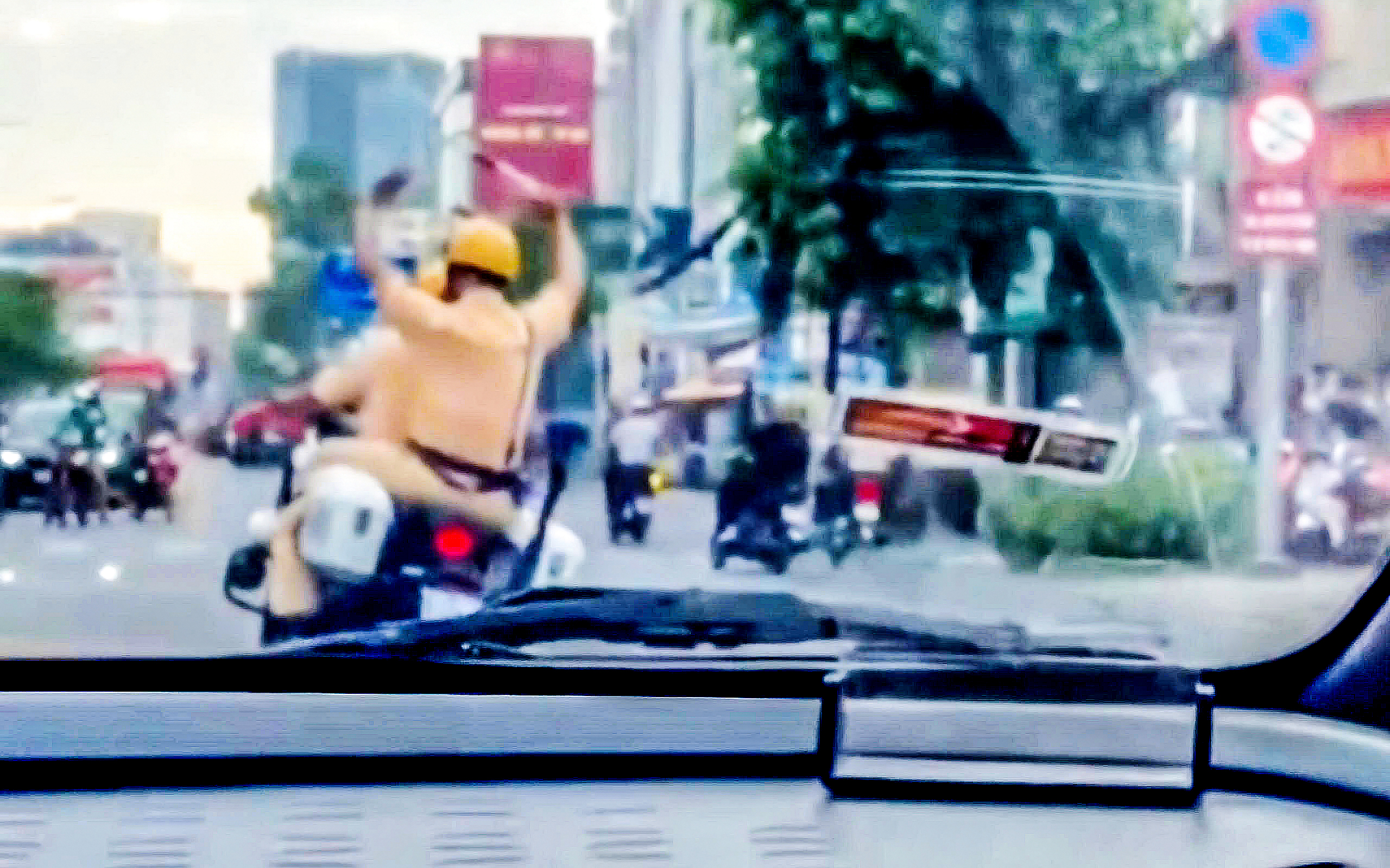 Sản phụ chuyển dạ trên xe taxi, cảnh sát giao thông dẫn đường đến Bệnh viện Từ Dũ kịp thời - Ảnh 1.