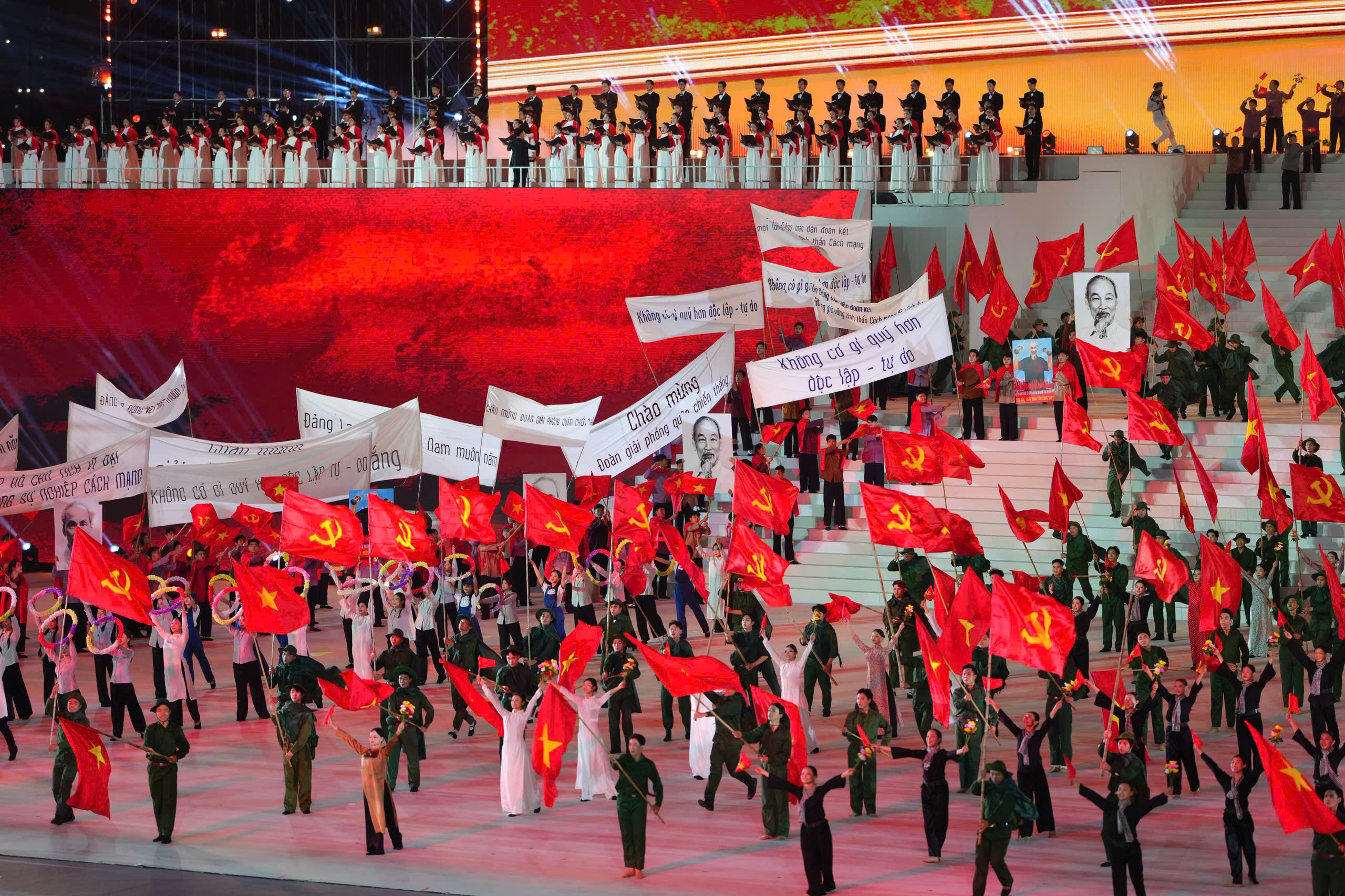 Tổng Bí thư Tô Lâm dự chương trình đặc biệt Dưới lá cờ vẻ vang của Đảng - Ảnh 7.