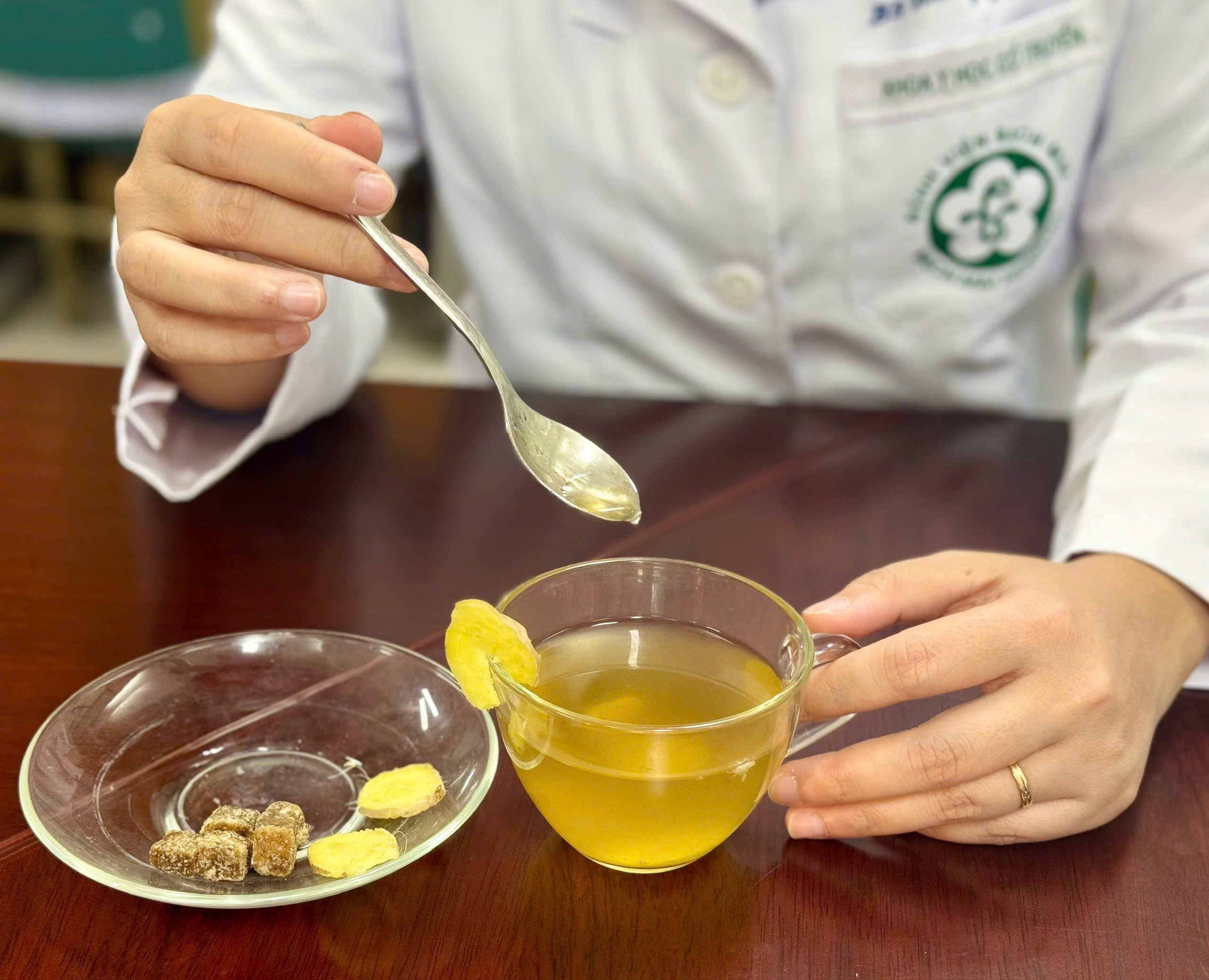 Cách uống trà gừng, đường nâu giảm ho, ngừa cảm lạnh - Ảnh 1. Cách dùng trà gừng, đường nâu giảm ho, ngừa cảm lạnh - Ảnh 1.