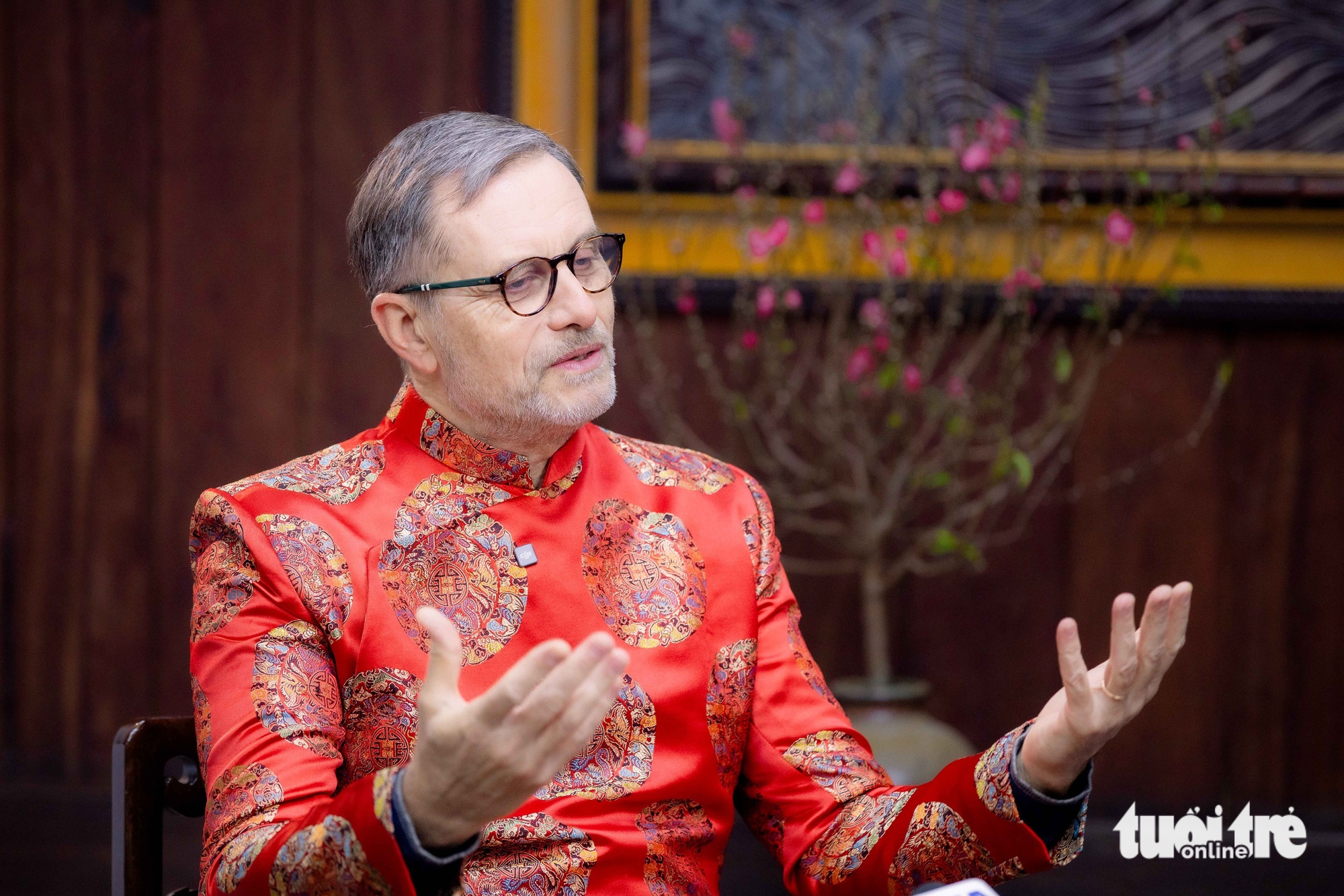 View - France’s envoy dons ‘ao dai,’ highlights ties during Hanoi cultural visit