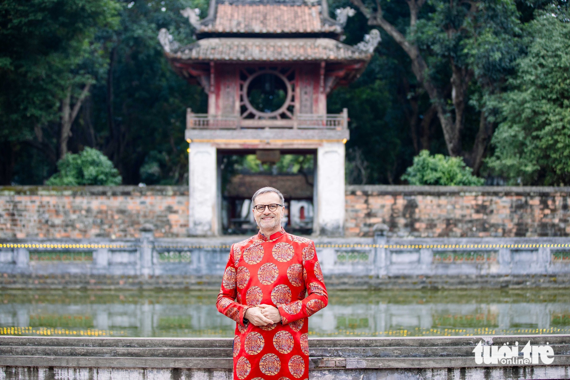 View - France’s envoy dons ‘ao dai,’ highlights ties during Hanoi cultural visit
