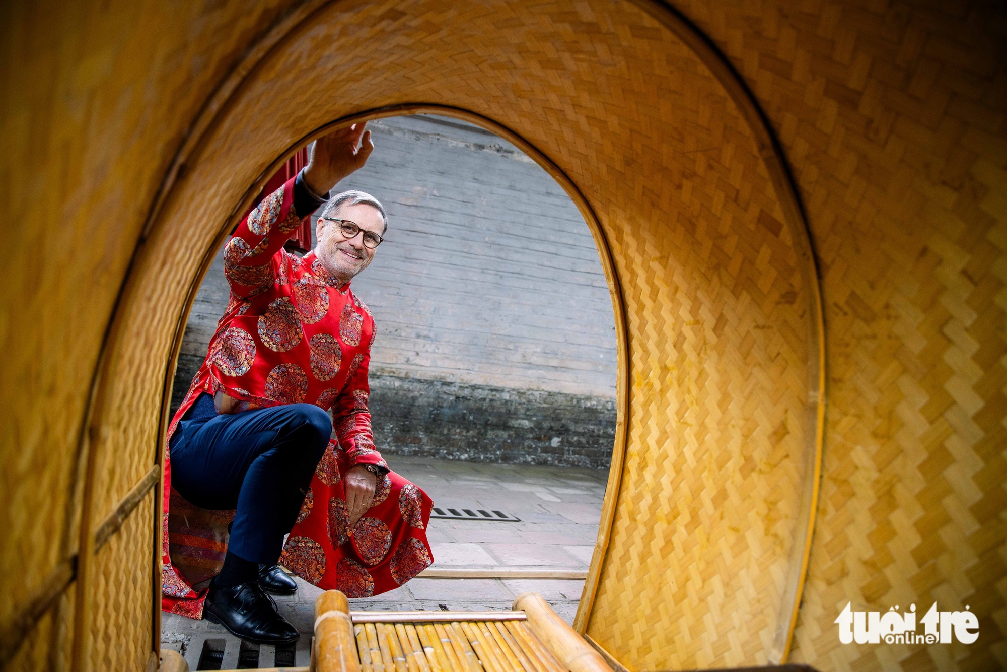 View - France’s envoy dons ‘ao dai,’ highlights ties during Hanoi cultural visit