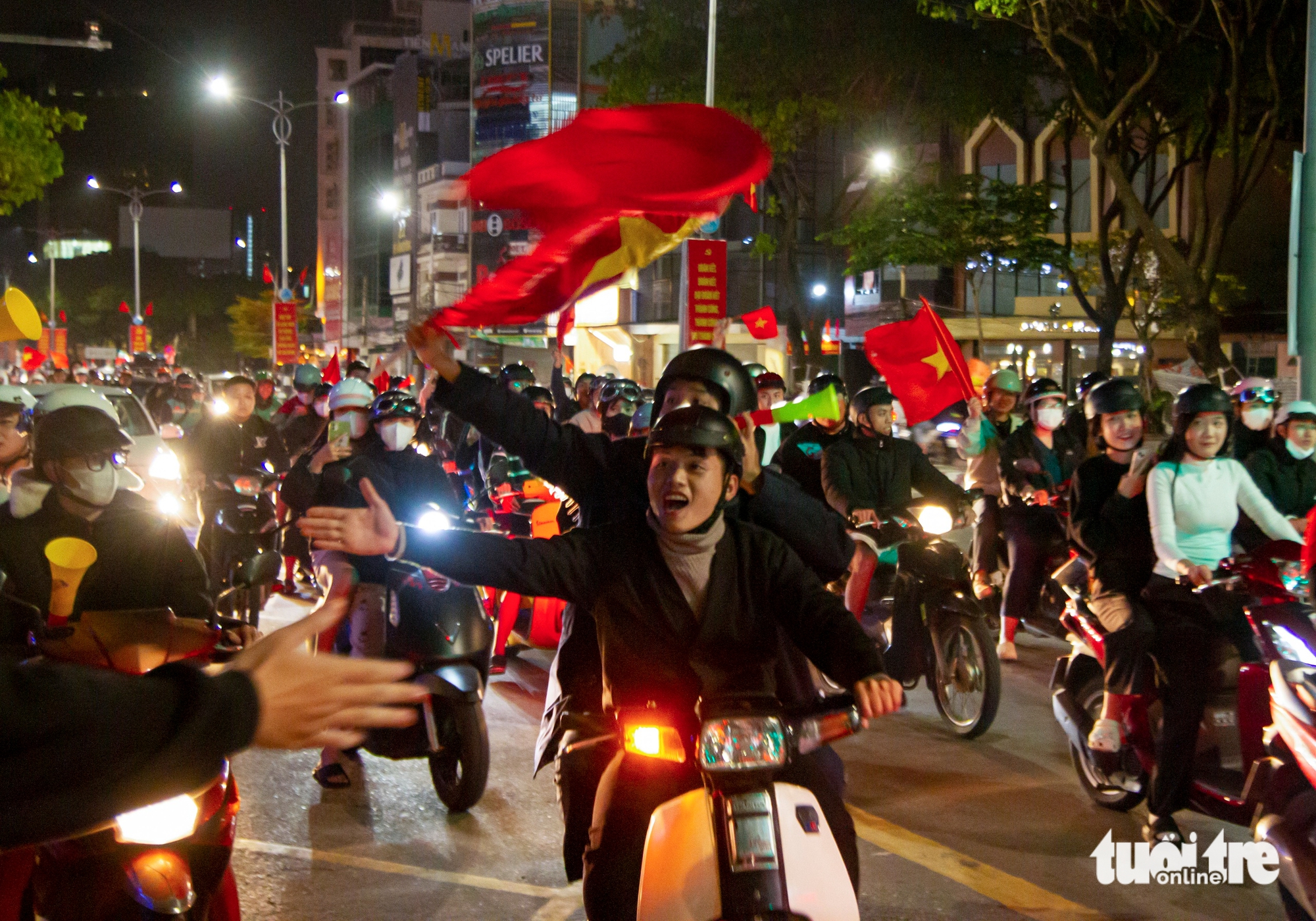 Crowds, including foreign tourists, flood Da Nang streets after Vietnam U23 win over S. Korea - Ảnh 2.