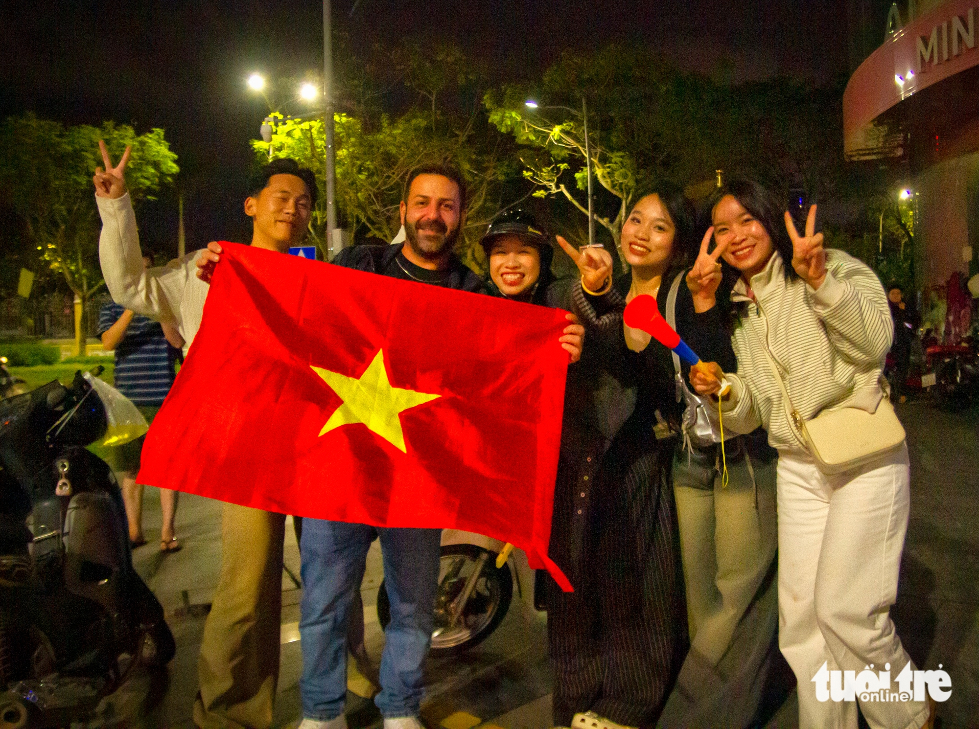 Crowds, including foreign tourists, flood Da Nang streets after Vietnam U23 win over S. Korea - Ảnh 3.