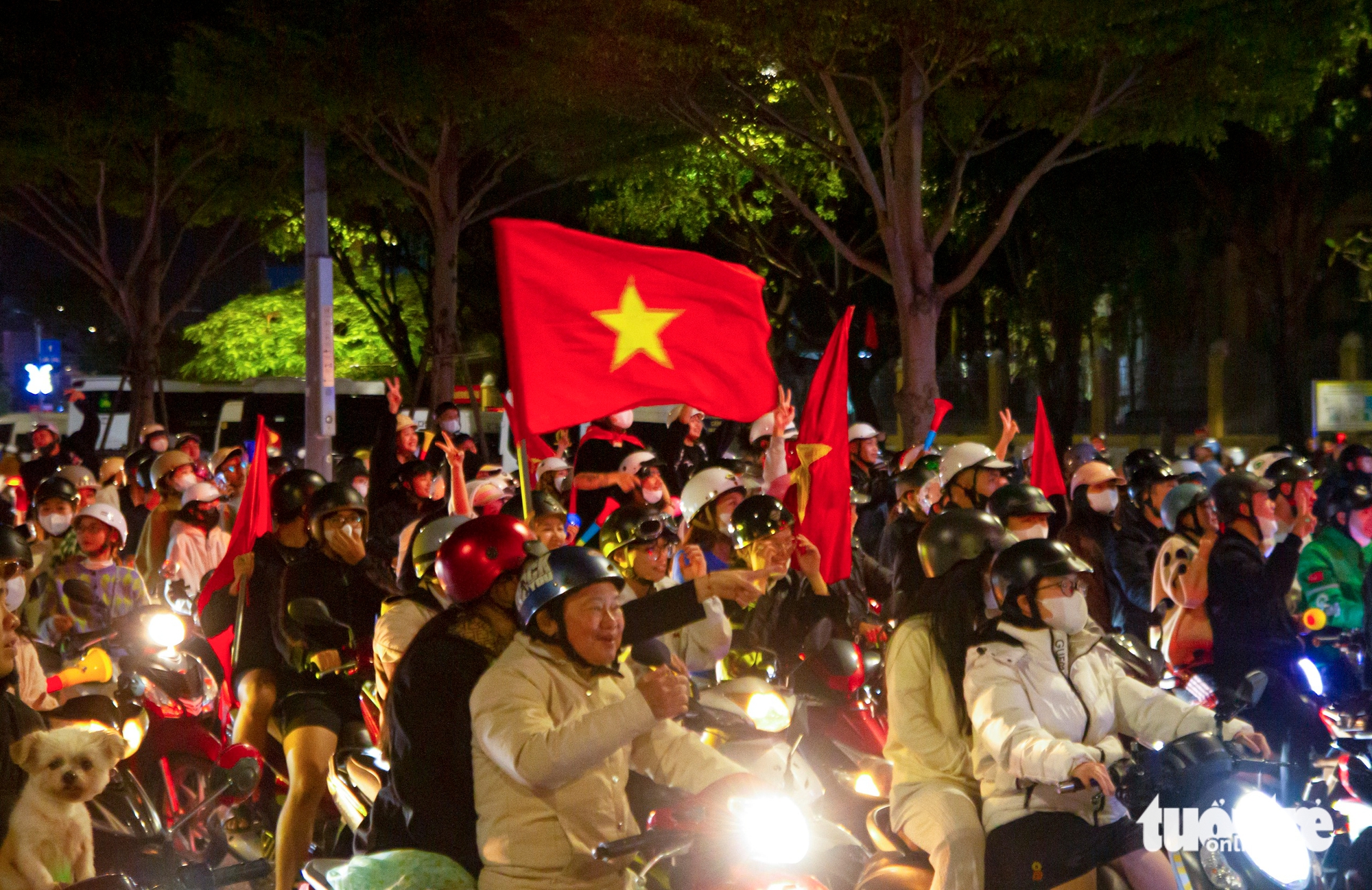Crowds, including foreign tourists, flood Da Nang streets after Vietnam U23 win over S. Korea - Ảnh 9.