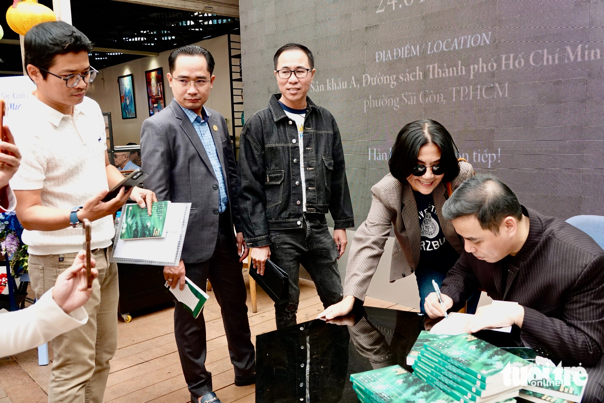 Dương Bình Nguyên trở lại văn đàn với Gió vẫn thổi qua rừng nhiệt đới - Ảnh 1.