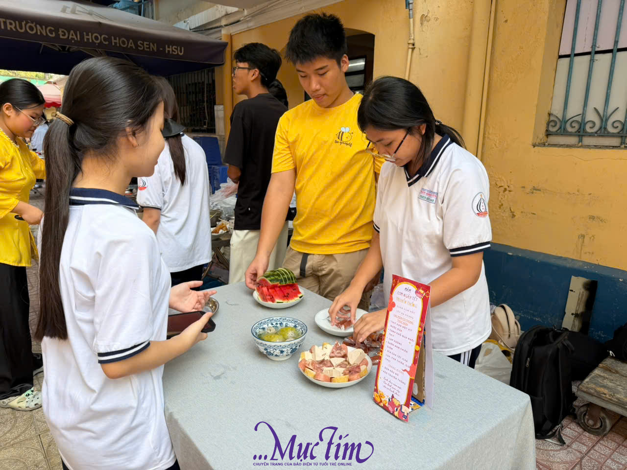 Teen Trường THPT Trần Khai Nguyên đi chợ, nấu ăn đón Tết- Ảnh 1.