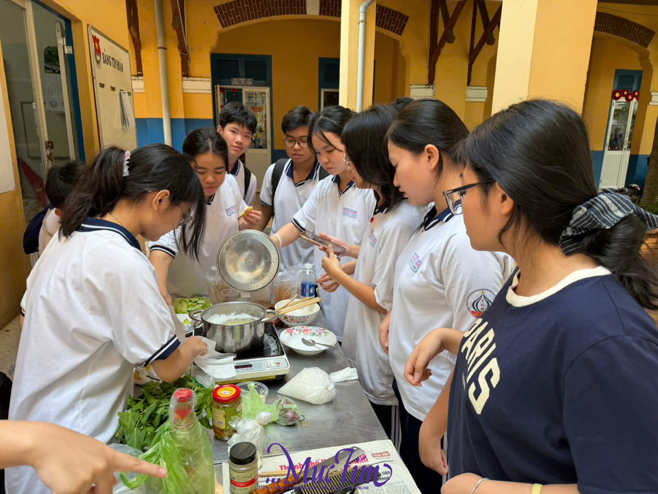 Teen Trường THPT Trần Khai Nguyên đi chợ, nấu ăn đón Tết- Ảnh 2.