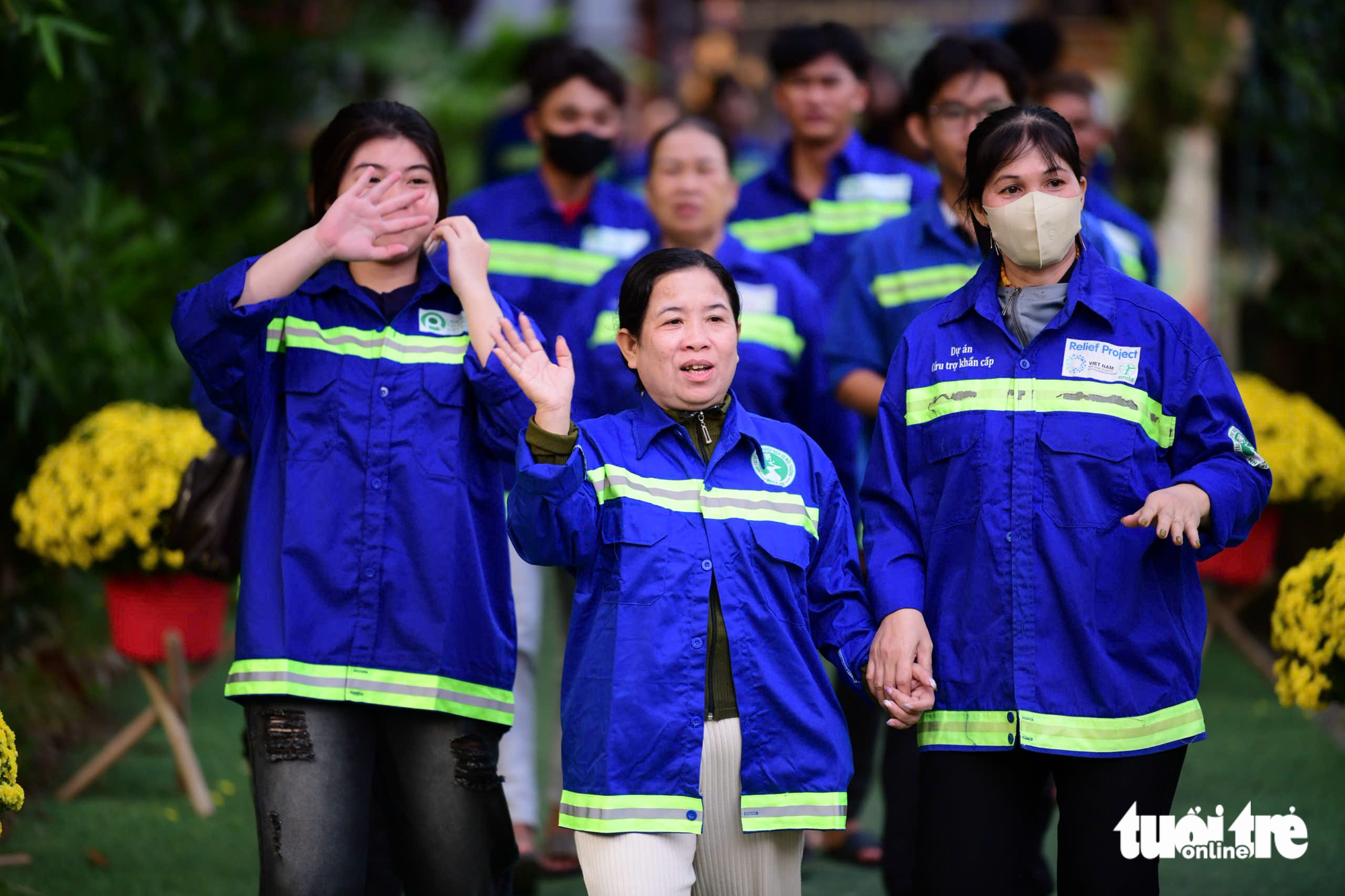 Ấm áp buổi cơm tất niên cùng người thu gom rác dân lập - Ảnh 1.