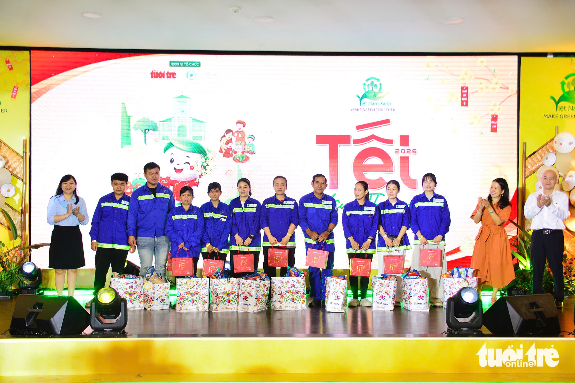 Ấm áp buổi cơm tất niên cùng người thu gom rác dân lập - Ảnh 7.