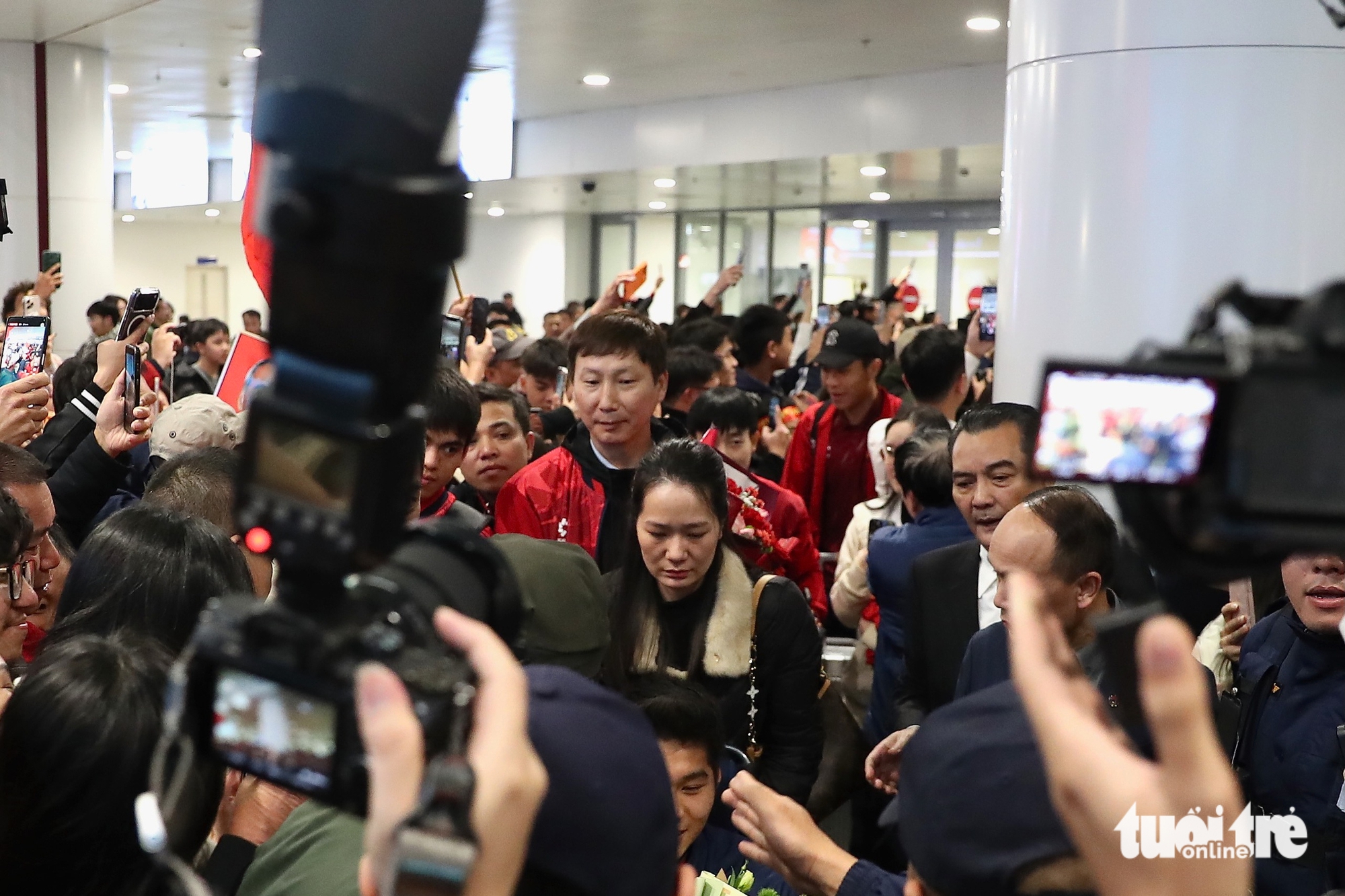 Hiểu Minh nhọc nhằn rời sân bay Nội Bài khi U23 Việt Nam về nước - Ảnh 2.