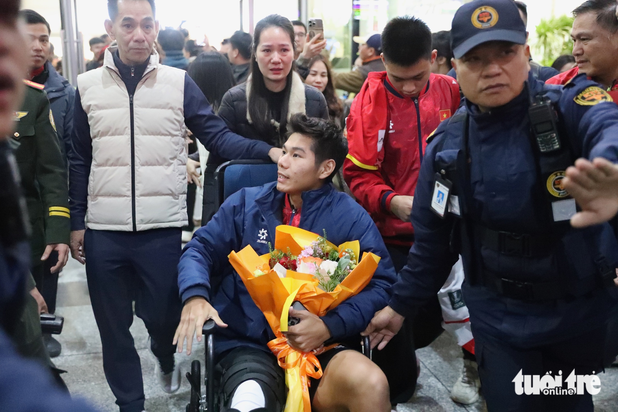 Hiểu Minh nhọc nhằn rời sân bay Nội Bài khi U23 Việt Nam về nước - Ảnh 3.