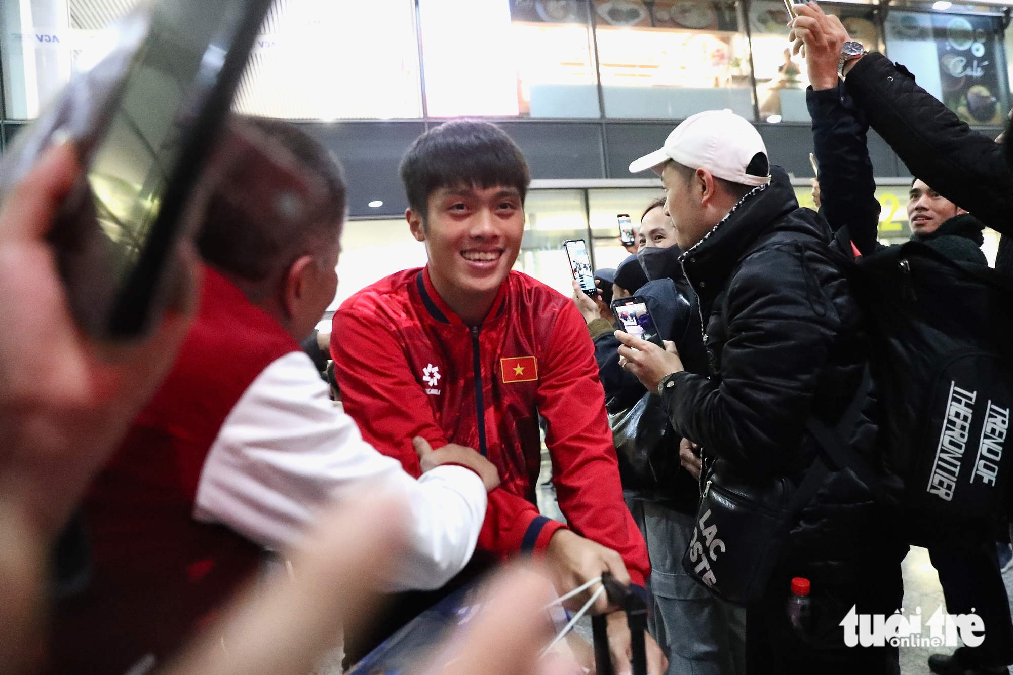 Hiểu Minh nhọc nhằn rời sân bay Nội Bài khi U23 Việt Nam về nước - Ảnh 4.