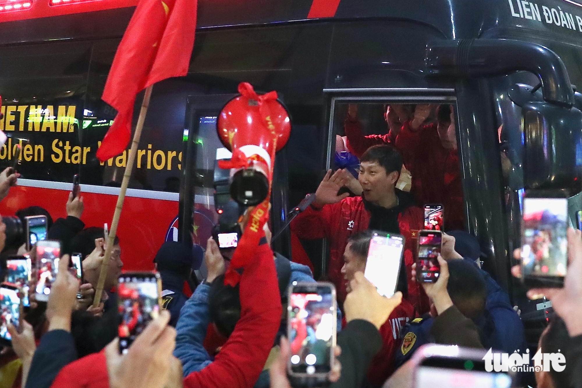 Hiểu Minh nhọc nhằn rời sân bay Nội Bài khi U23 Việt Nam về nước - Ảnh 5.