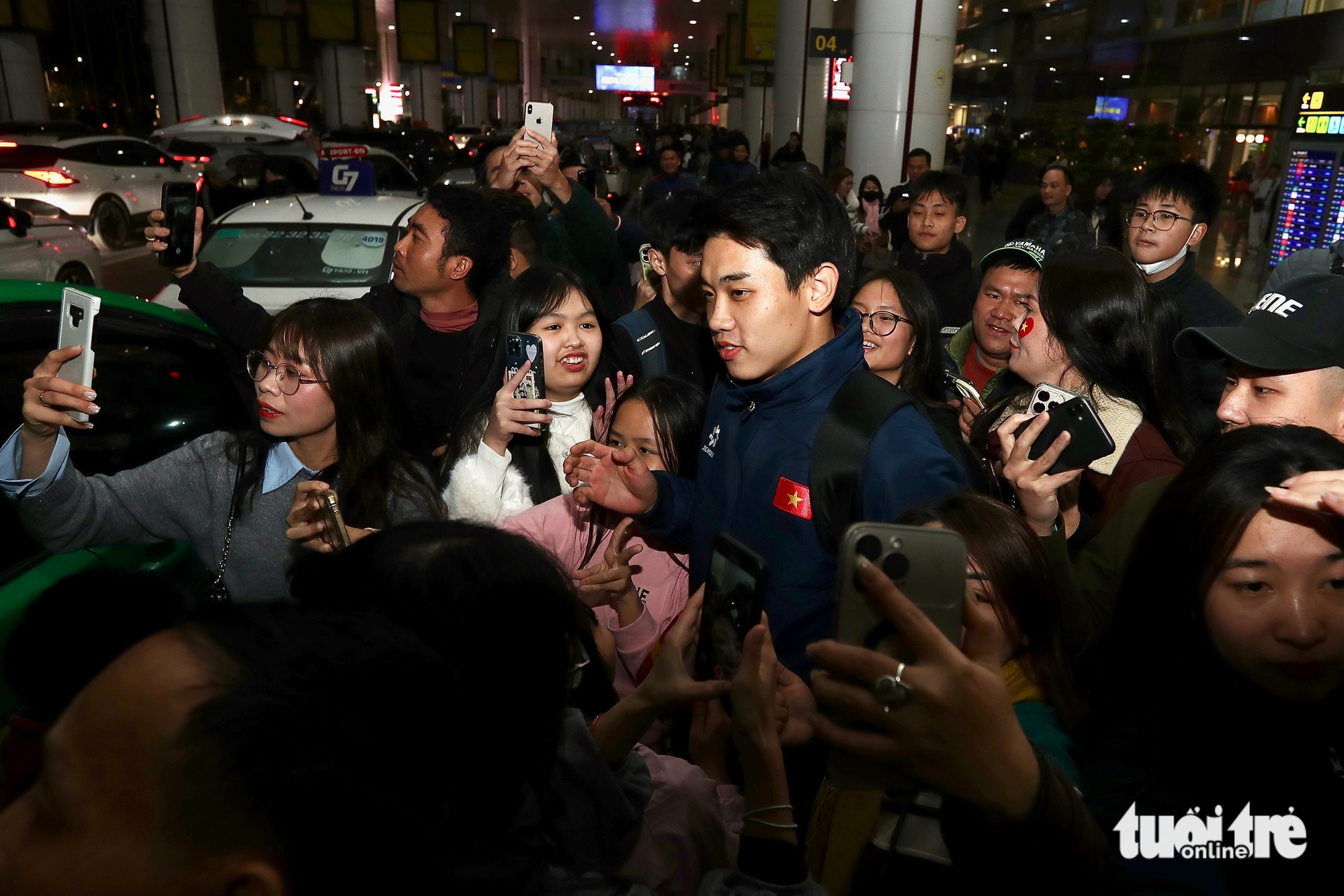 Hiểu Minh nhọc nhằn rời sân bay Nội Bài khi U23 Việt Nam về nước - Ảnh 6.