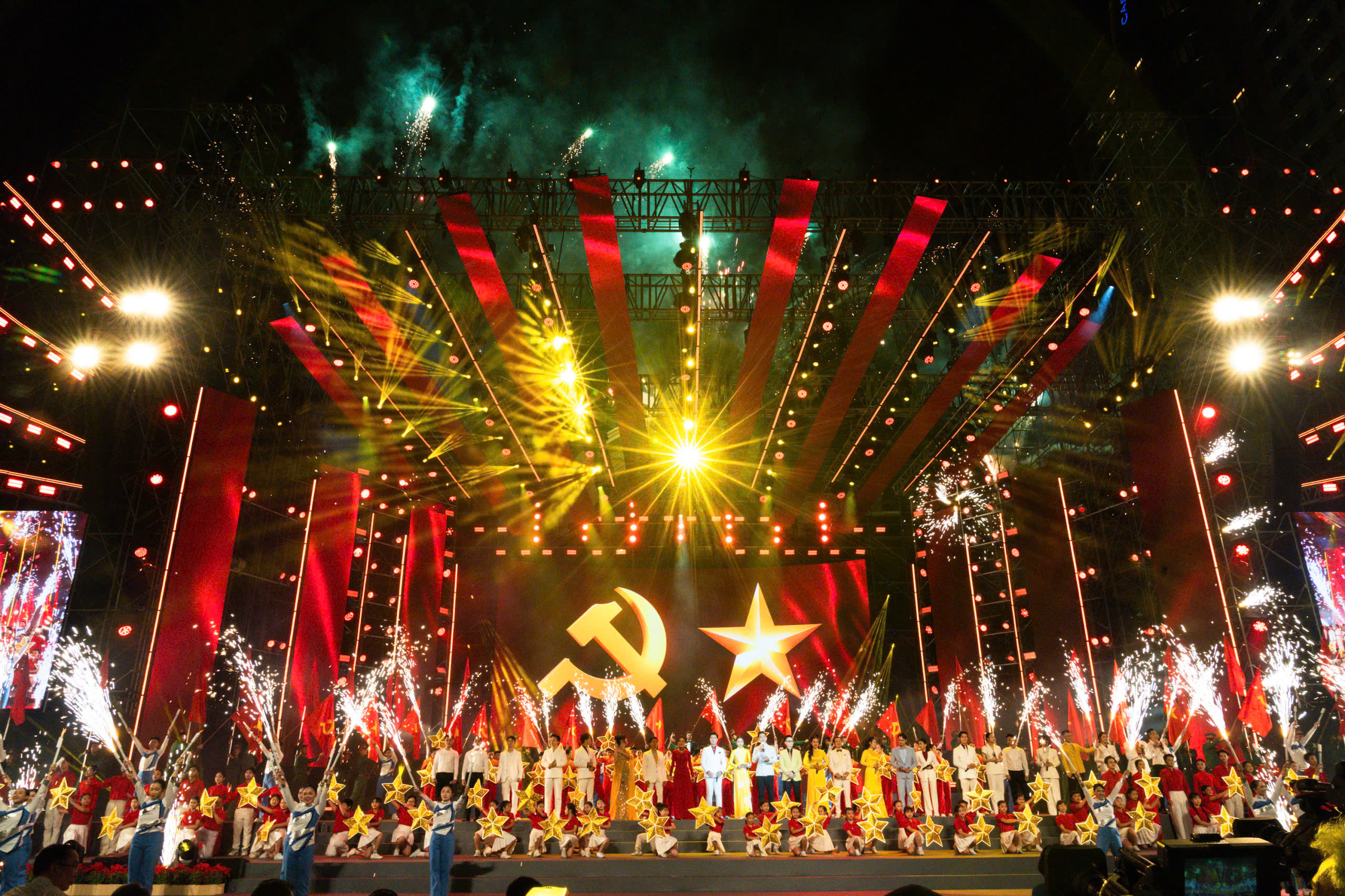 Tạ Minh Tâm, Đông Nhi và nhiều nghệ sĩ hát mừng thành công Đại hội XIV của Đảng - Ảnh 9. Đại hội XIV - Ảnh 9.