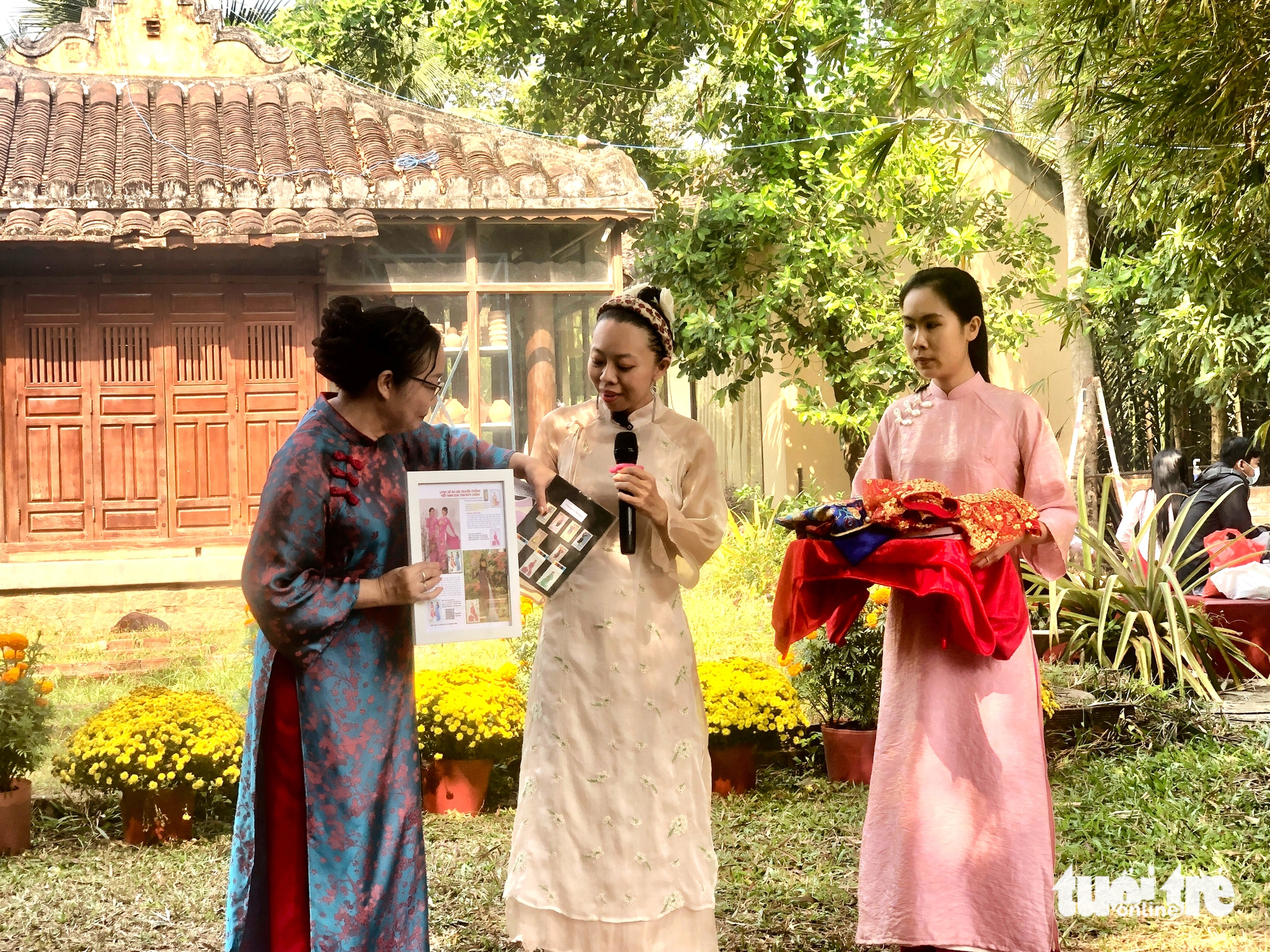 Bảo tàng Áo dài tiếp nhận bộ tem và tư liệu quý - Ảnh 1.