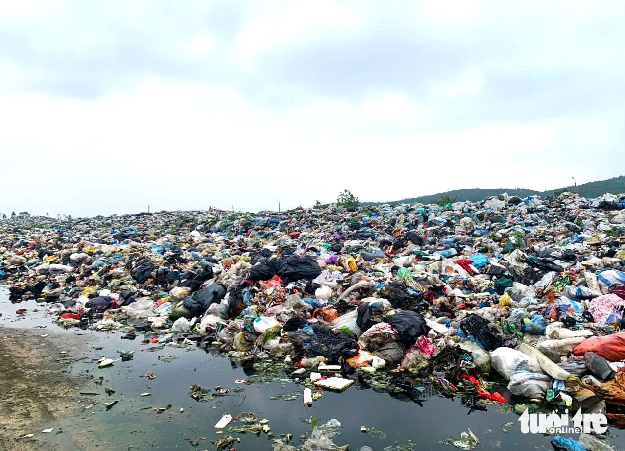 'Bãi rác chất cao như núi' gây quá tải ngừng tiếp nhận rác - Tuổi Trẻ ...
