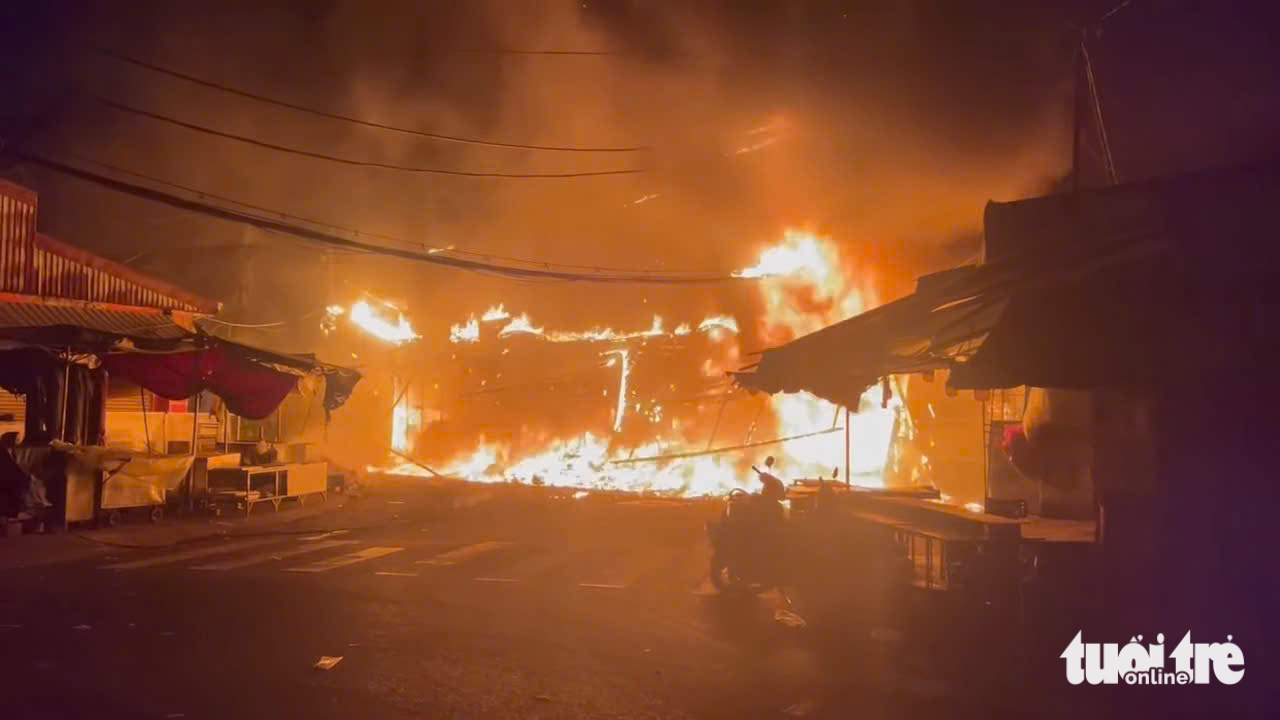 Vụ cháy ngay chợ Nhị Thiên Đường: 4 căn nhà bị thiêu rụi hoàn toàn - Ảnh 5. chợ Nhị Thiên Đường - Ảnh 5.