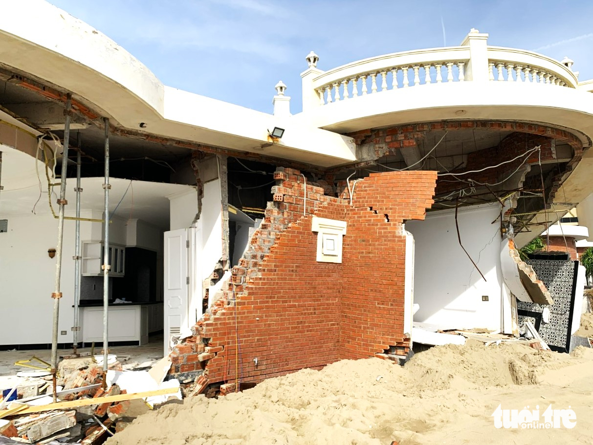 Nguyên nhân loạt biệt thự ven biển bị đổ sập, hư hỏng trong bão Bualoi - Ảnh 1.