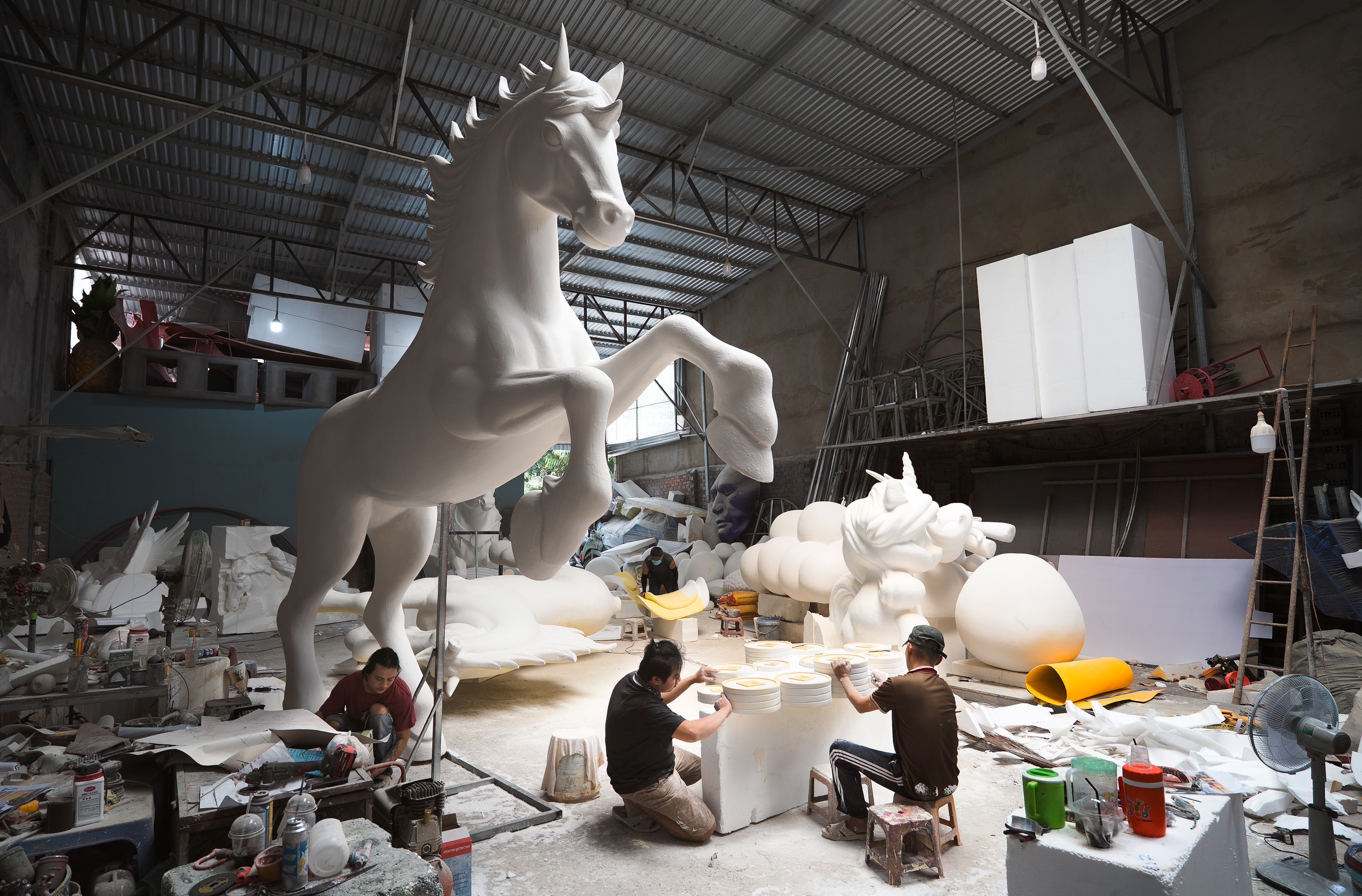 Khám phá xưởng làm ngựa khổng lồ phục vụ đường hoa Nguyễn Huệ 2026 - Ảnh 1.